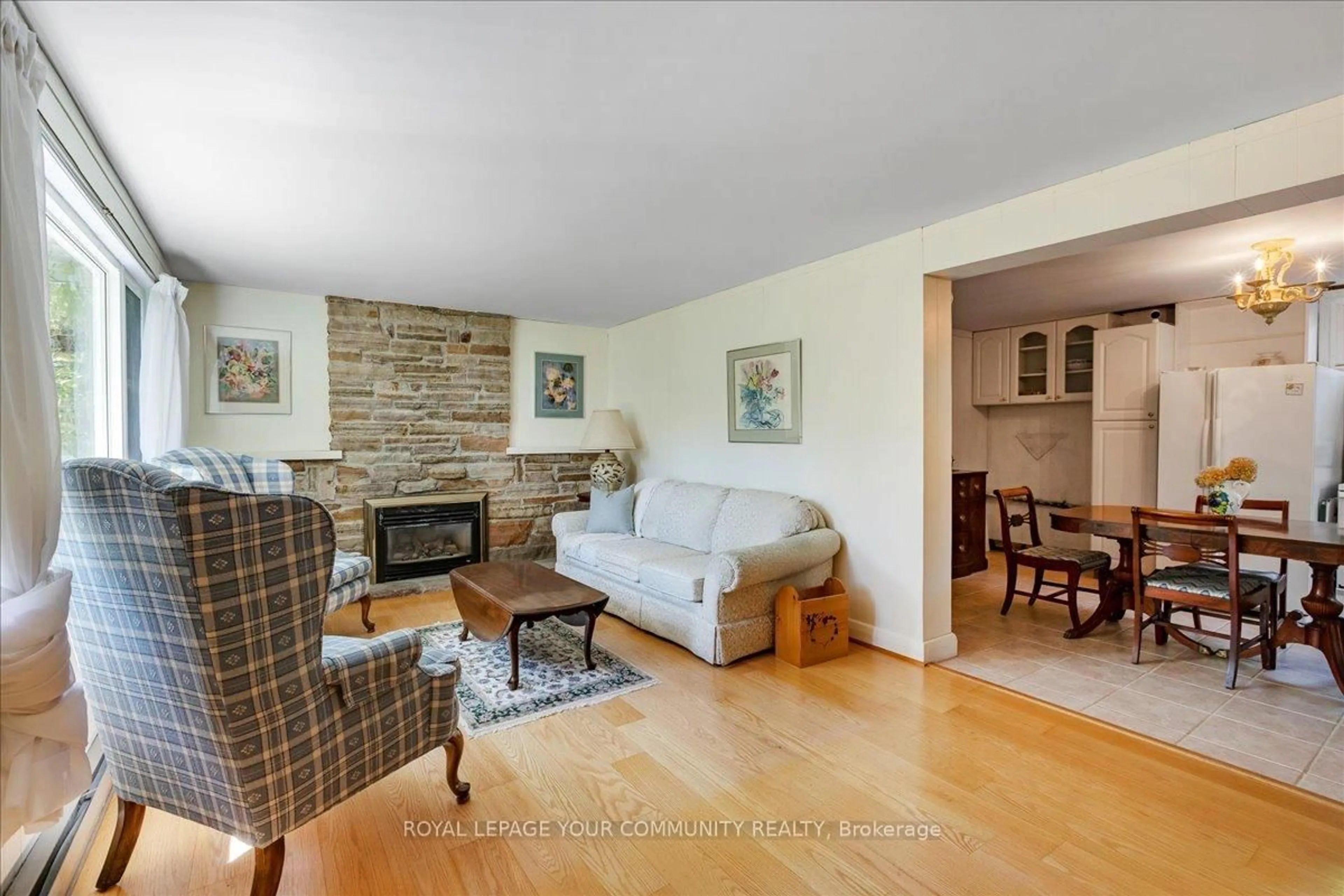 Living room with furniture, unknown for 258 Lakeview Blvd, Georgina Ontario L4P 2Y3