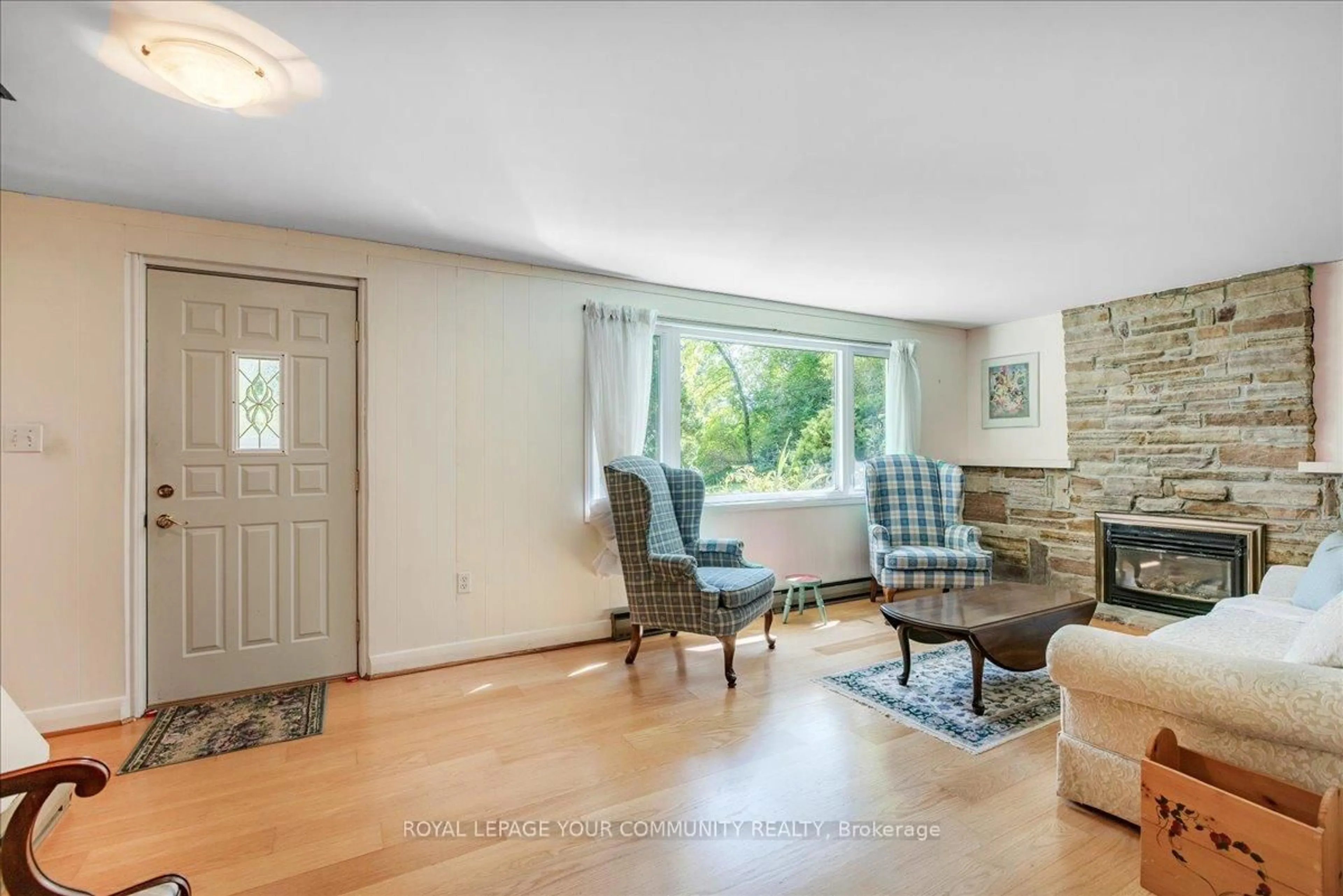 Living room with furniture, unknown for 258 Lakeview Blvd, Georgina Ontario L4P 2Y3