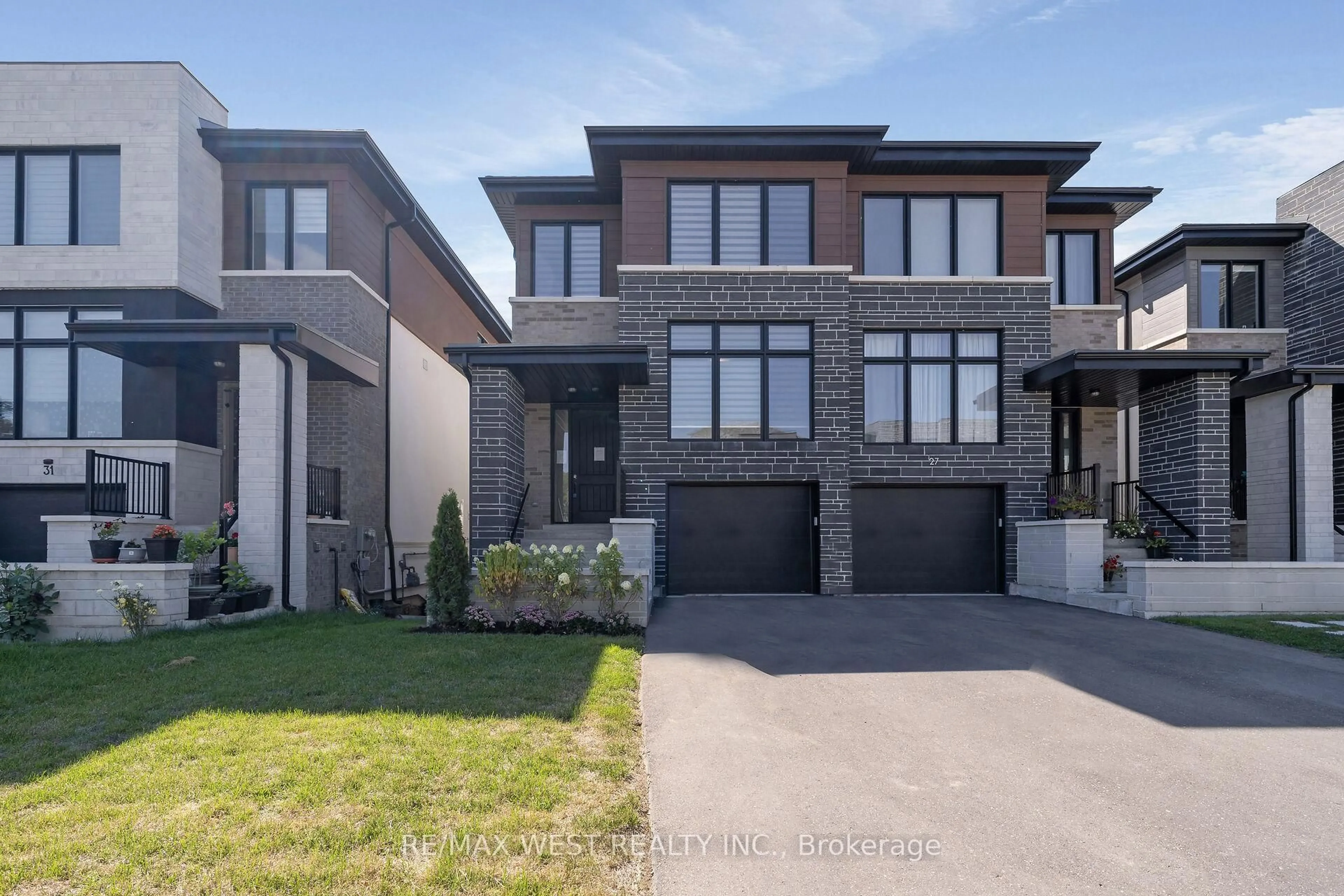 Home with brick exterior material, street for 29 Direzze Crt, Richmond Hill Ontario L4C 5T8