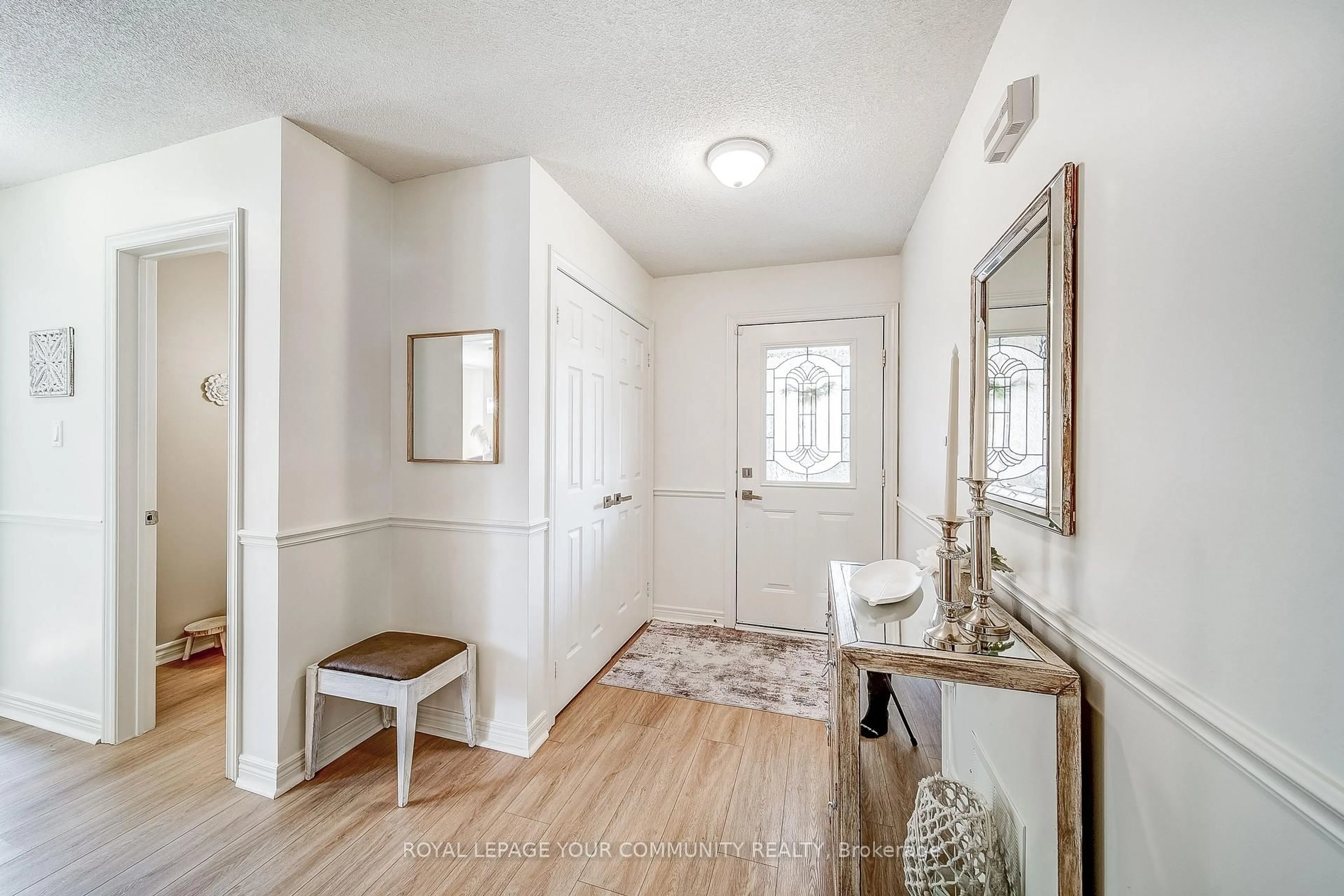 Indoor entryway for 21 Litner Cres, Georgina Ontario L4P 3V1
