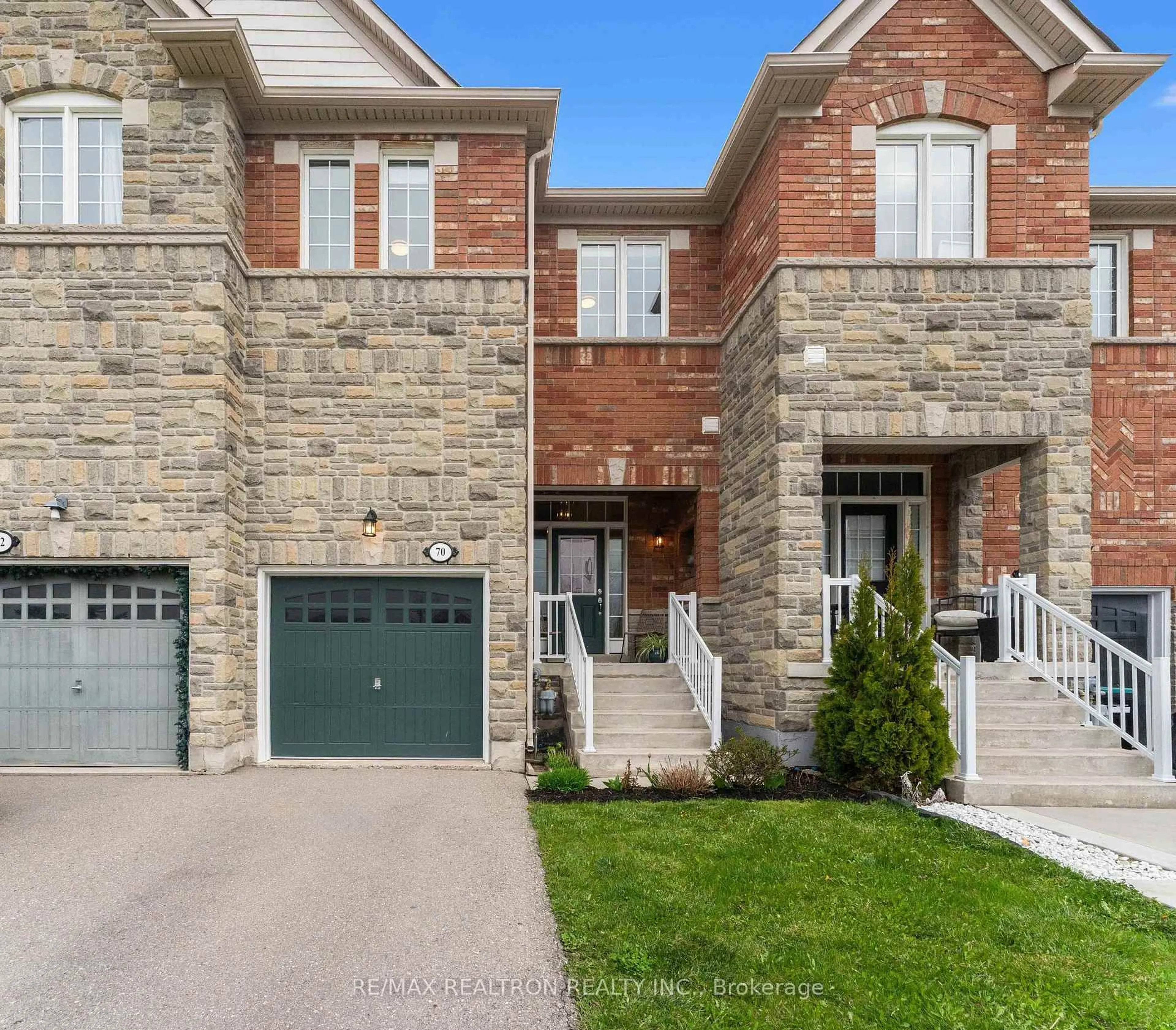 Home with brick exterior material, street for 70 Mccann Cres, Bradford West Gwillimbury Ontario L3Z 0G6