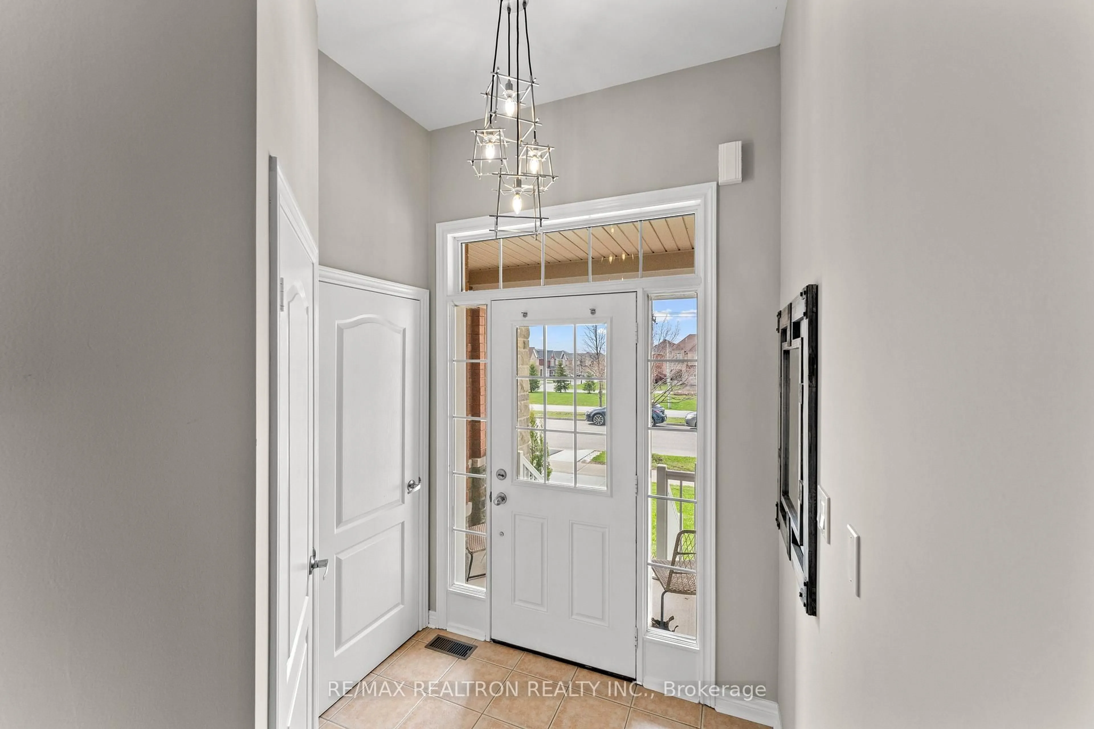 Indoor entryway for 70 Mccann Cres, Bradford West Gwillimbury Ontario L3Z 0G6