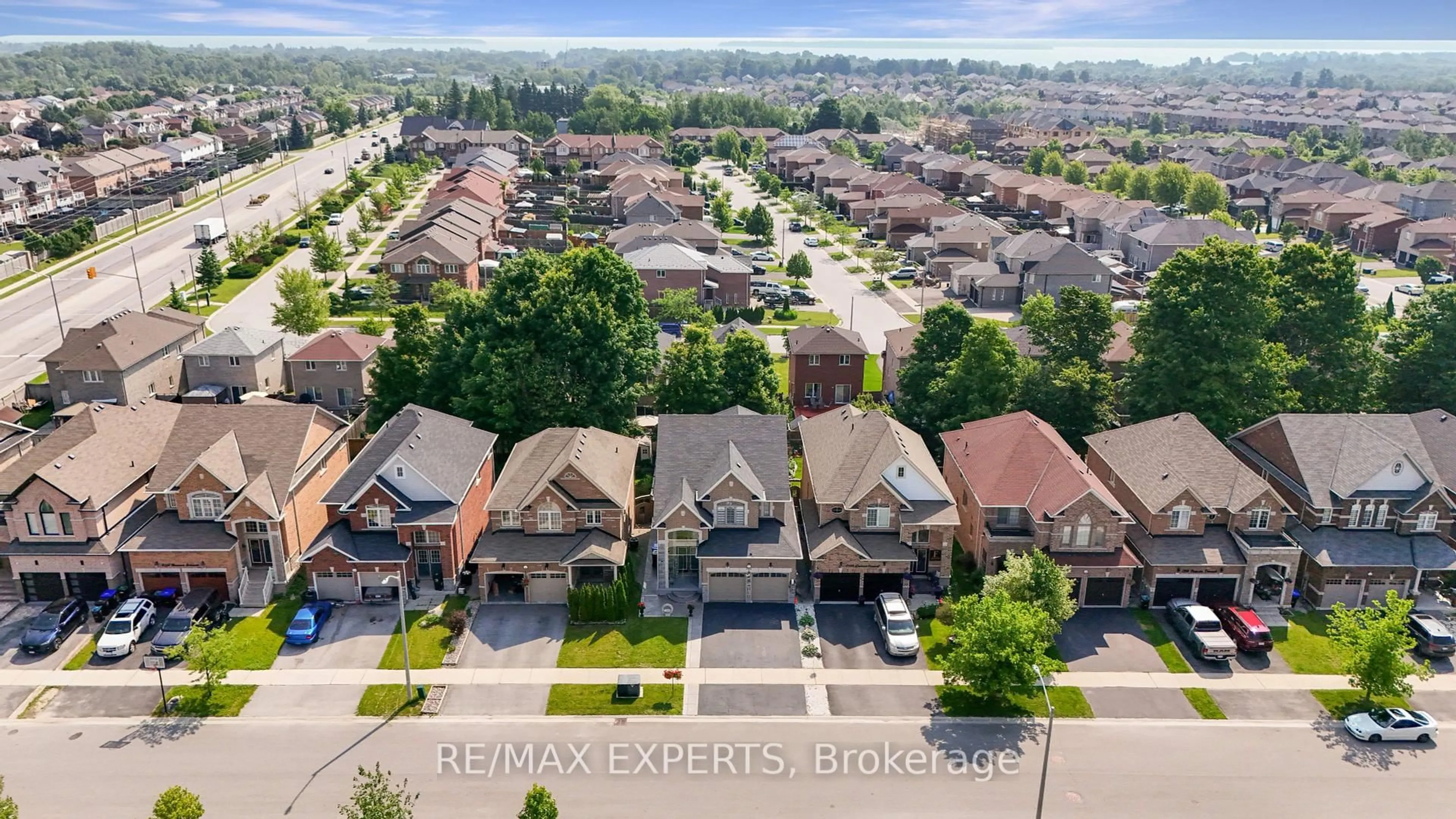 A pic from outside/outdoor area/front of a property/back of a property/a pic from drone, street for 2190 Dawson Cres, Innisfil Ontario L9S 0G9