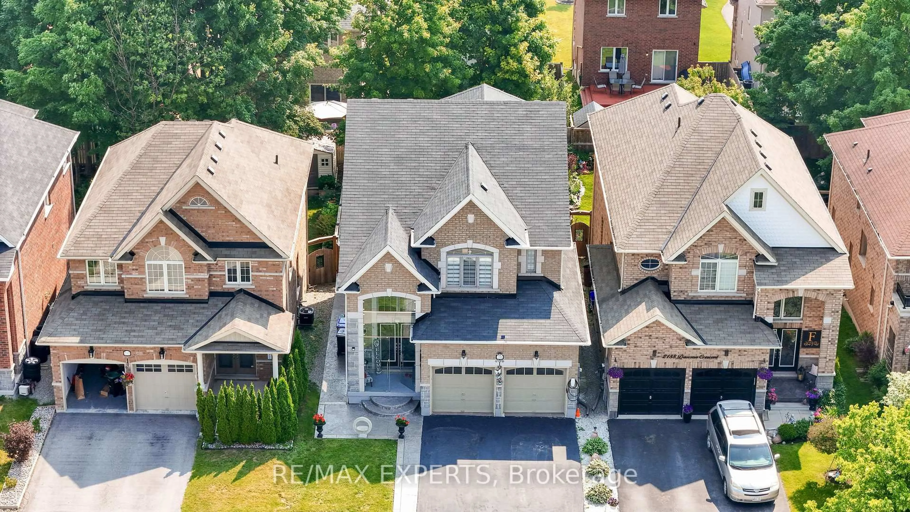 A pic from outside/outdoor area/front of a property/back of a property/a pic from drone, street for 2190 Dawson Cres, Innisfil Ontario L9S 0G9