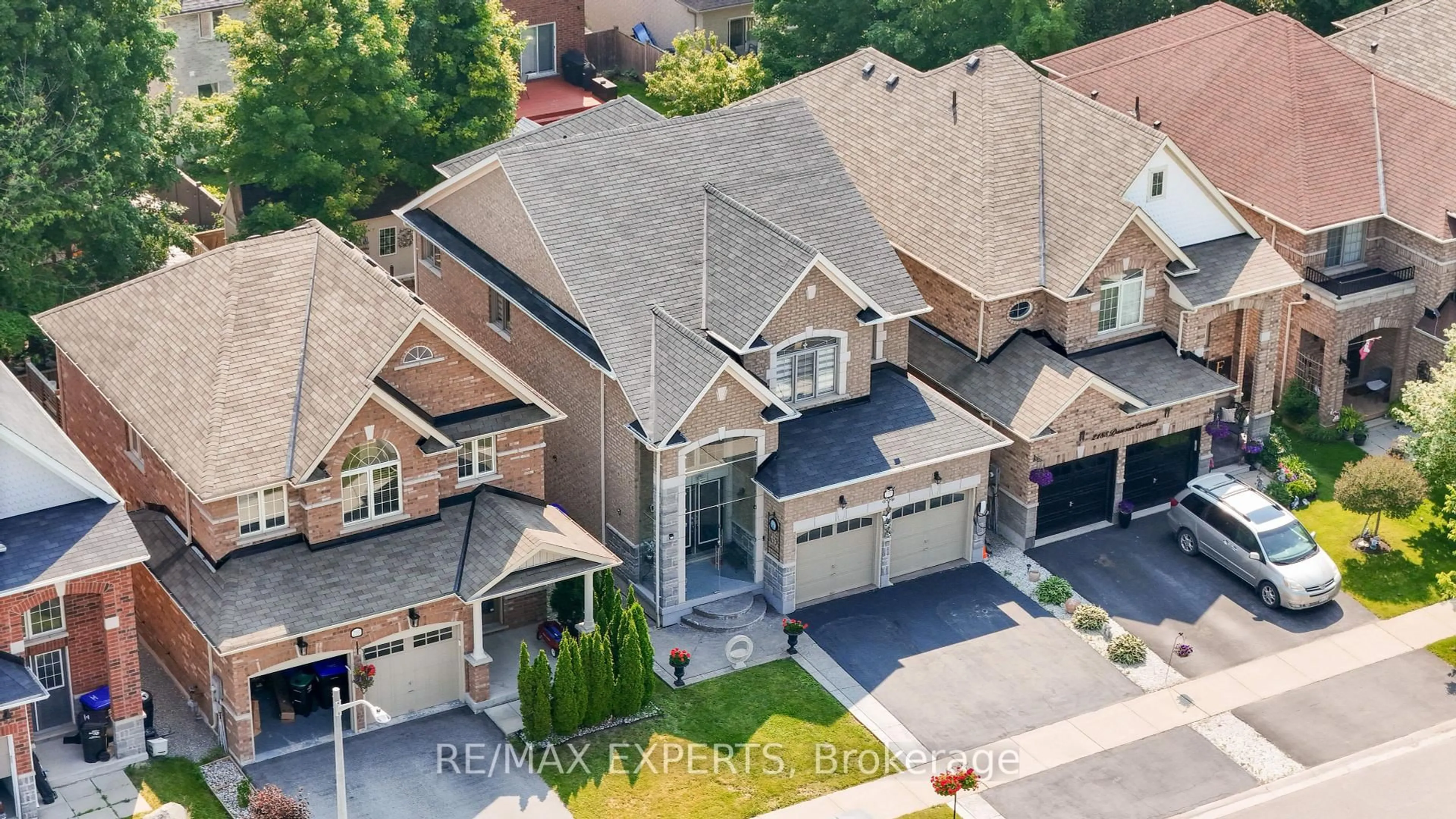 A pic from outside/outdoor area/front of a property/back of a property/a pic from drone, street for 2190 Dawson Cres, Innisfil Ontario L9S 0G9
