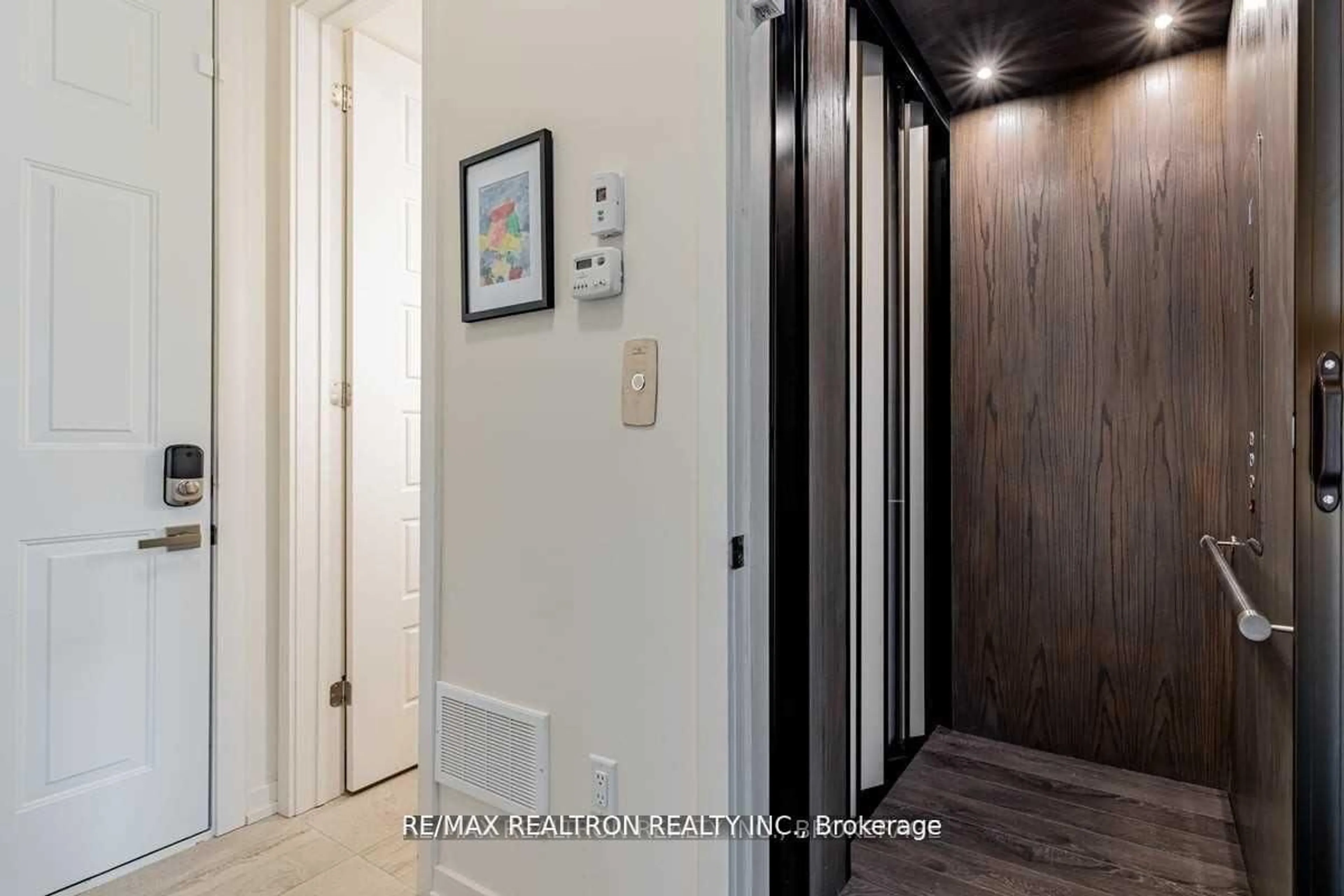 Indoor entryway for 3706 Ferretti Crt, Innisfil Ontario L9S 0N6