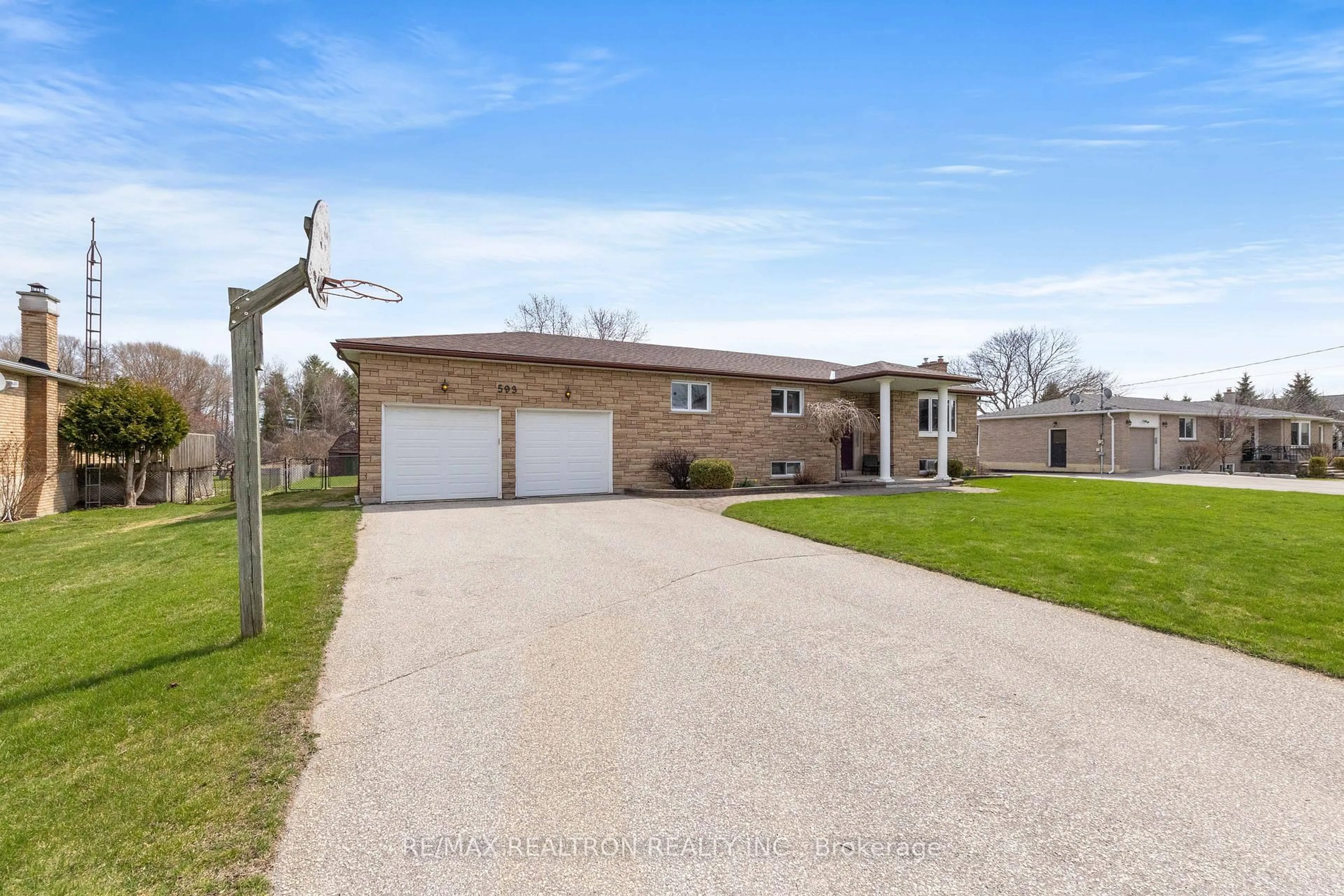 A pic from outside/outdoor area/front of a property/back of a property/a pic from drone, street for 593 Simcoe Rd, Bradford West Gwillimbury Ontario L3Z 4B4