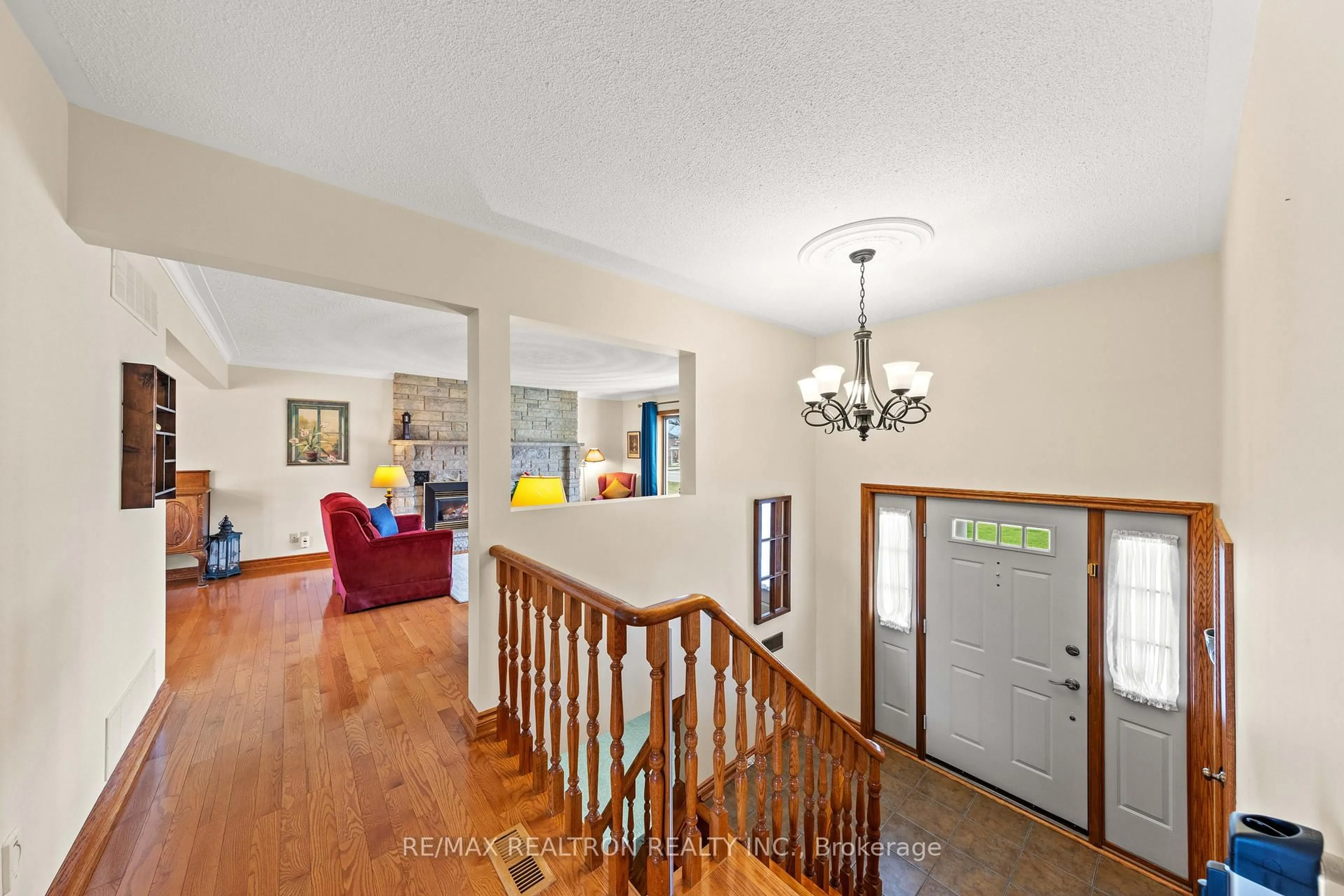 Indoor foyer for 593 Simcoe Rd, Bradford West Gwillimbury Ontario L3Z 4B4