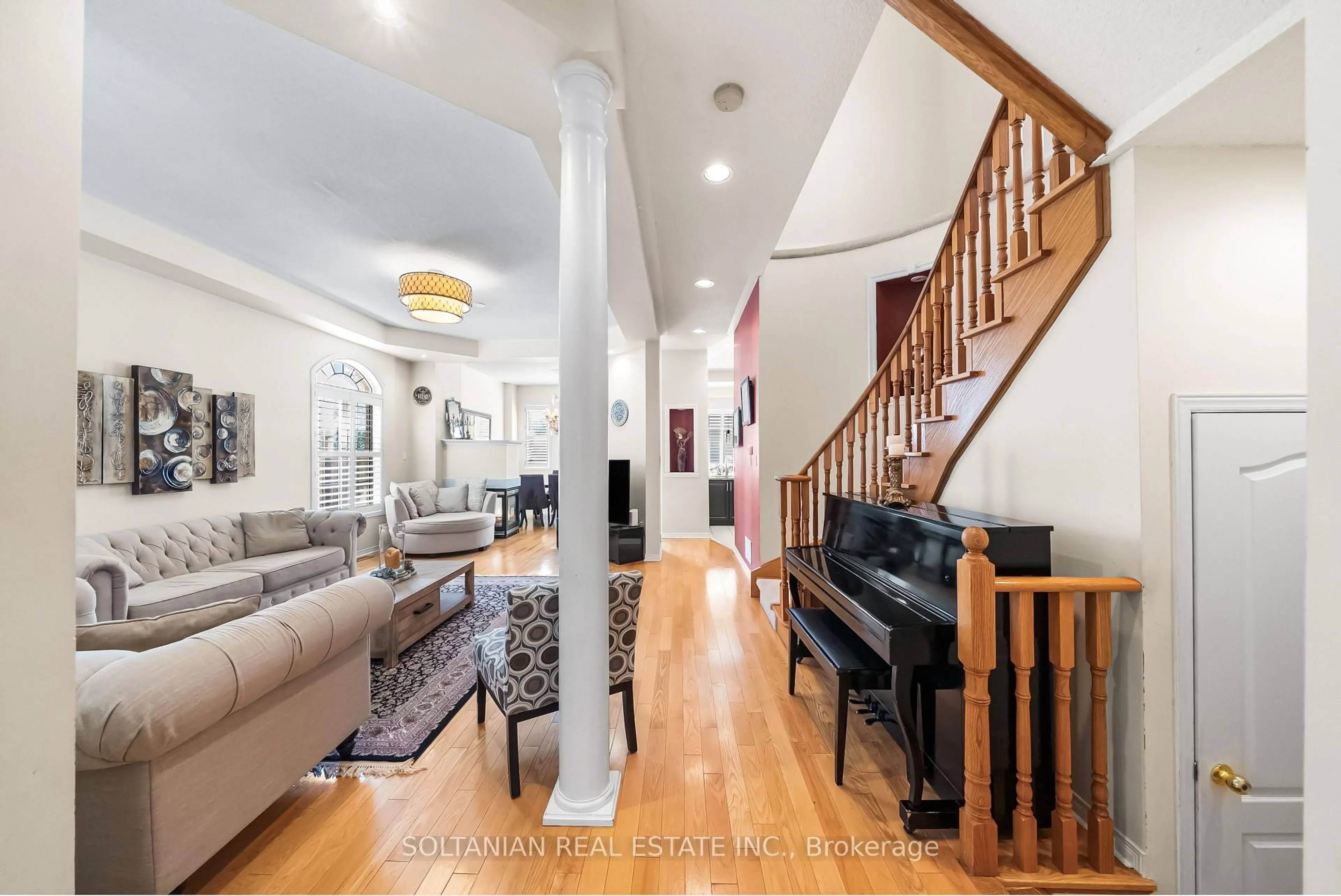 Indoor foyer for 242 Frank Endean Rd, Richmond Hill Ontario L4S 2C4