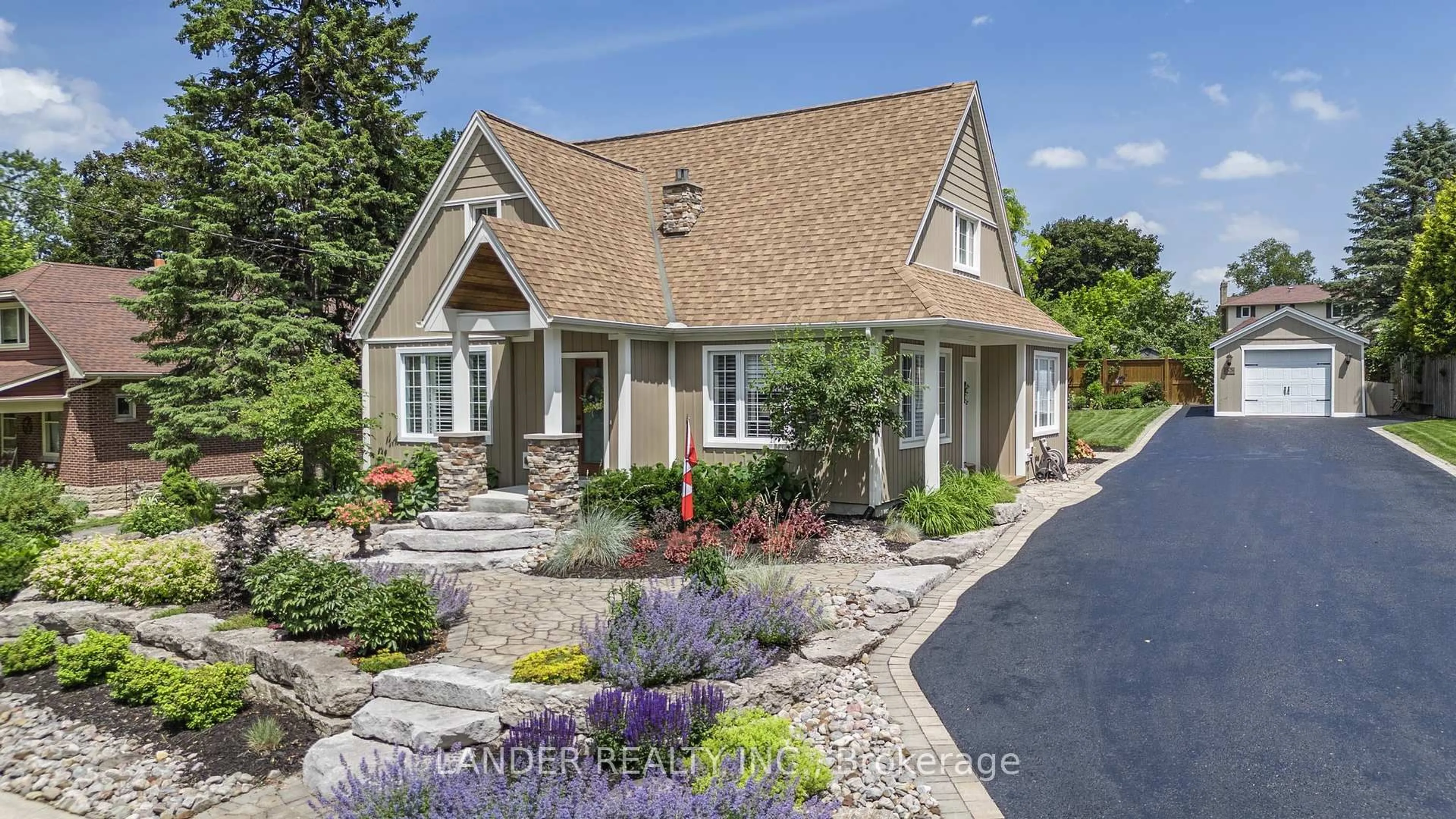 Home with vinyl exterior material, street for 53 Alice St, East Gwillimbury Ontario L0G 1M0