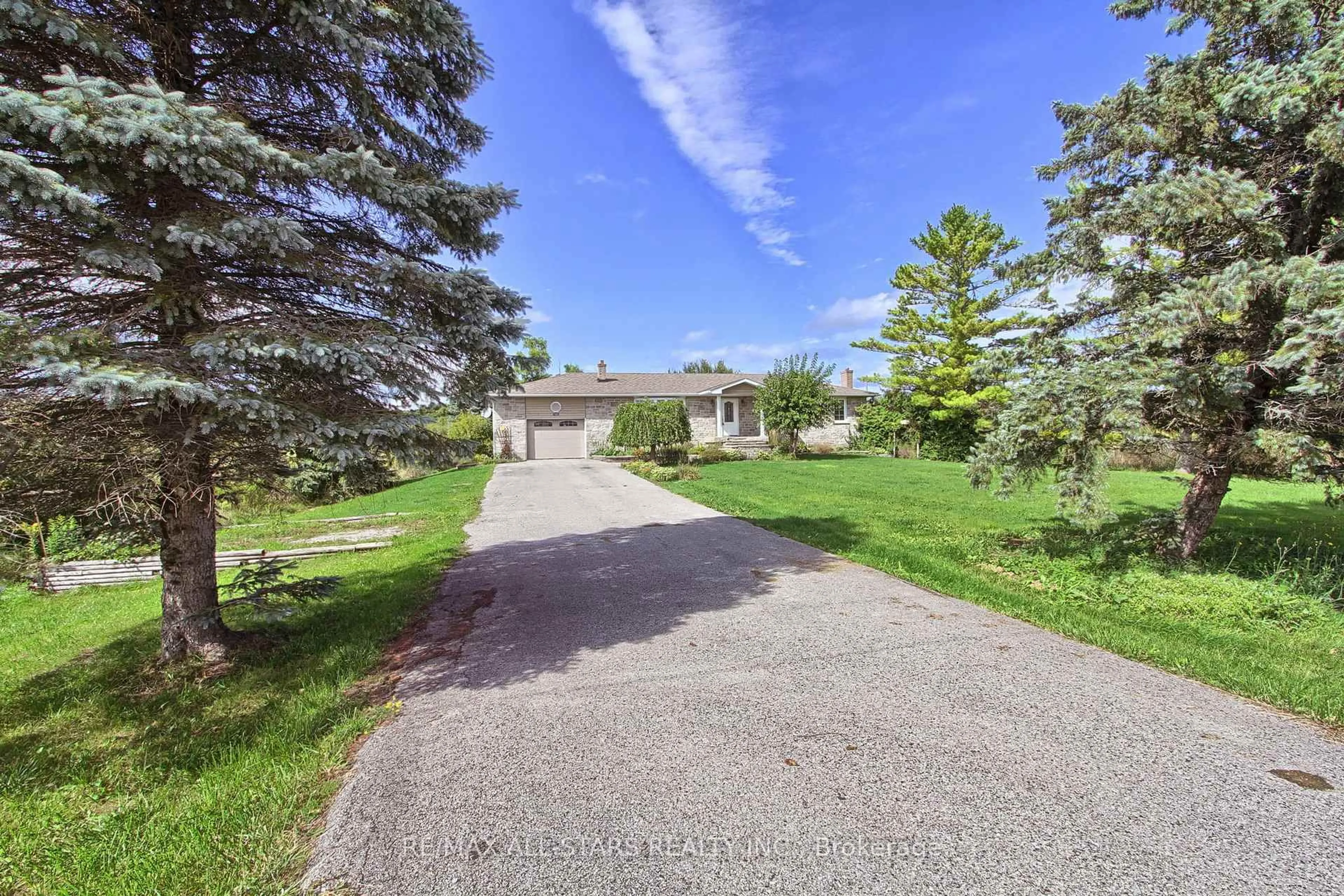 A pic from outside/outdoor area/front of a property/back of a property/a pic from drone, street for 6538 Smith Blvd, Georgina Ontario L0E 1N0