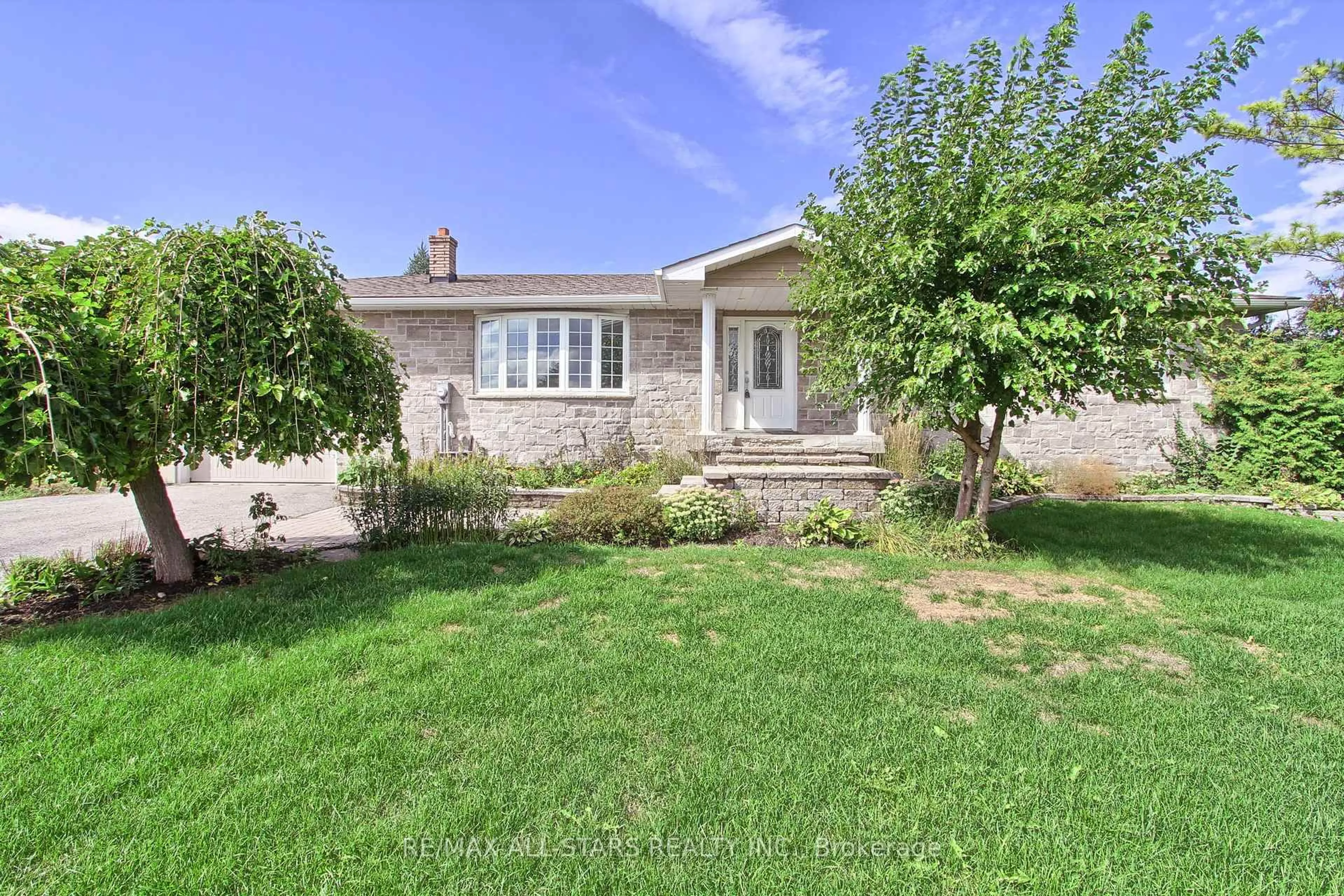 A pic from outside/outdoor area/front of a property/back of a property/a pic from drone, street for 6538 Smith Blvd, Georgina Ontario L0E 1N0