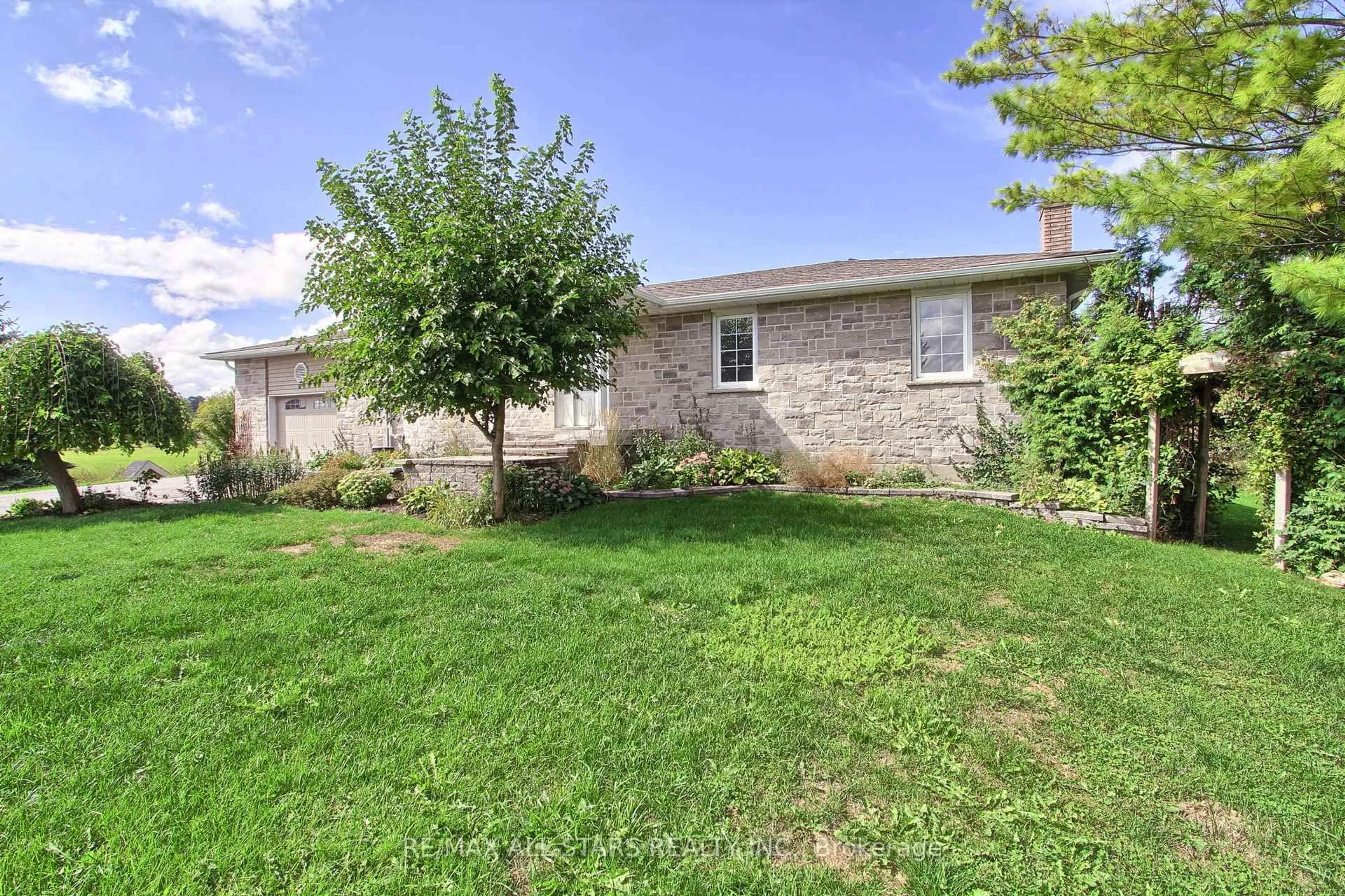 A pic from outside/outdoor area/front of a property/back of a property/a pic from drone, street for 6538 Smith Blvd, Georgina Ontario L0E 1N0