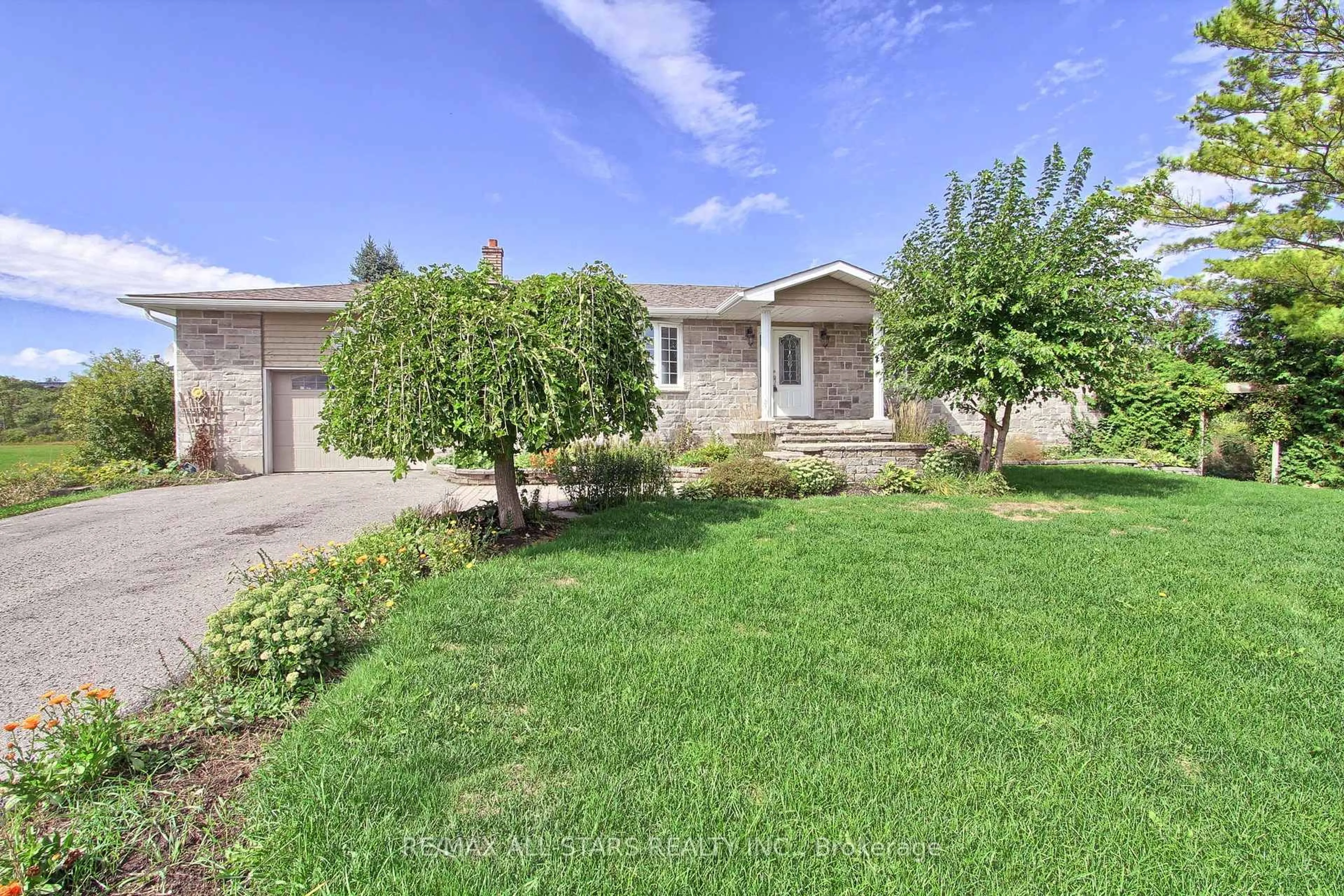 A pic from outside/outdoor area/front of a property/back of a property/a pic from drone, street for 6538 Smith Blvd, Georgina Ontario L0E 1N0
