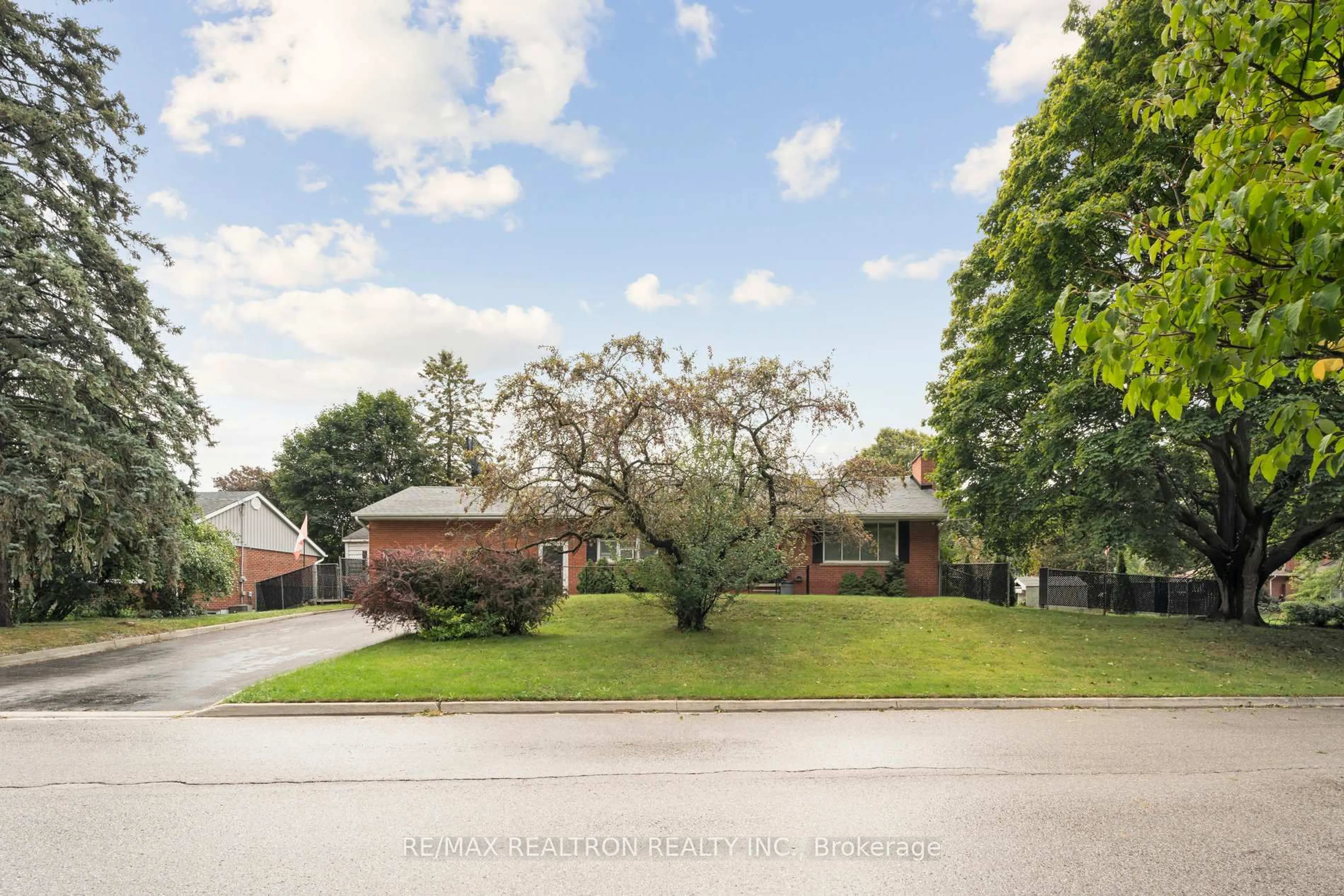 A pic from outside/outdoor area/front of a property/back of a property/a pic from drone, street for 230 Avenue Rd, Newmarket Ontario L3Y 1N9