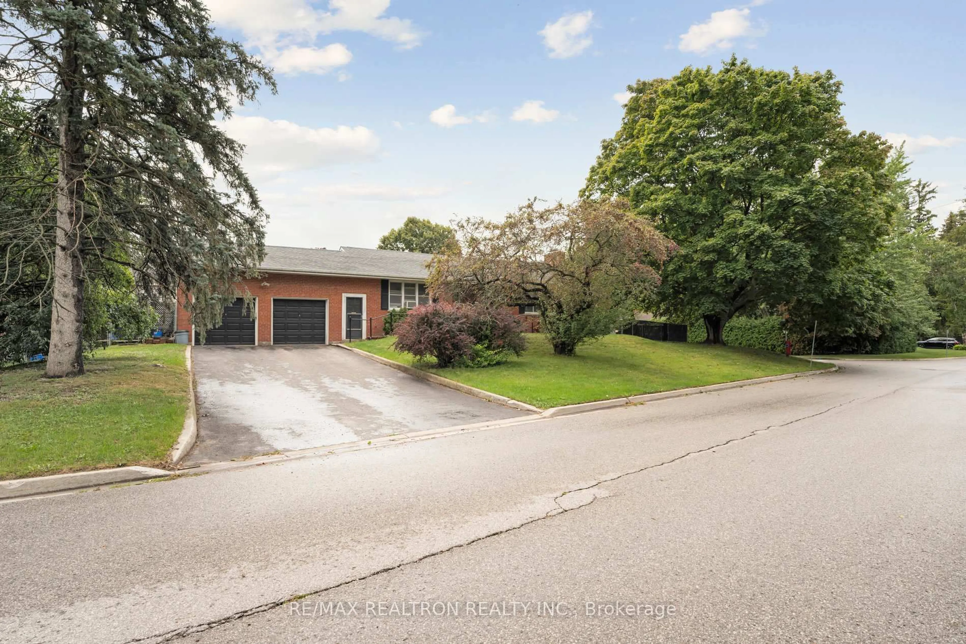 A pic from outside/outdoor area/front of a property/back of a property/a pic from drone, street for 230 Avenue Rd, Newmarket Ontario L3Y 1N9