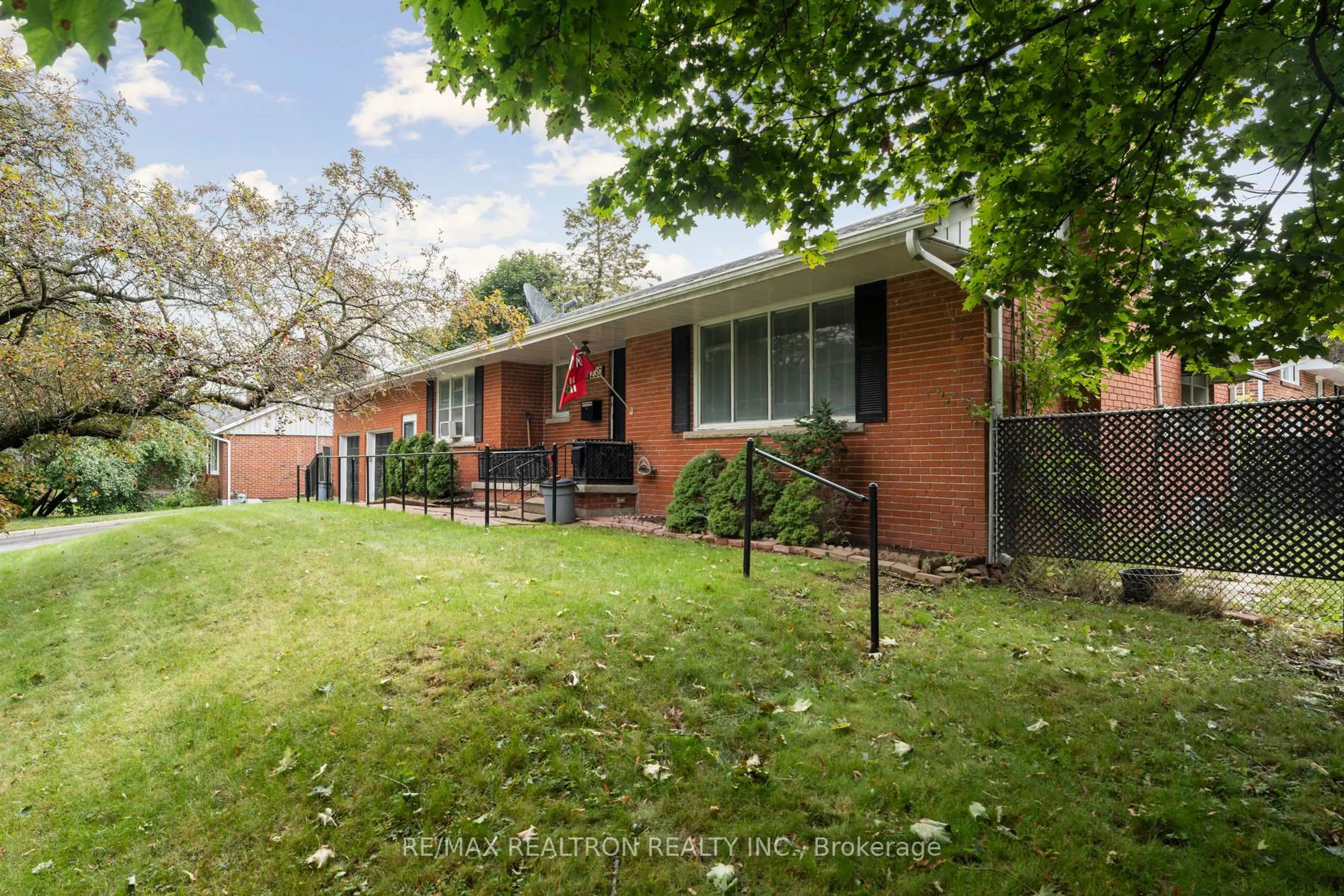Home with brick exterior material, street for 230 Avenue Rd, Newmarket Ontario L3Y 1N9