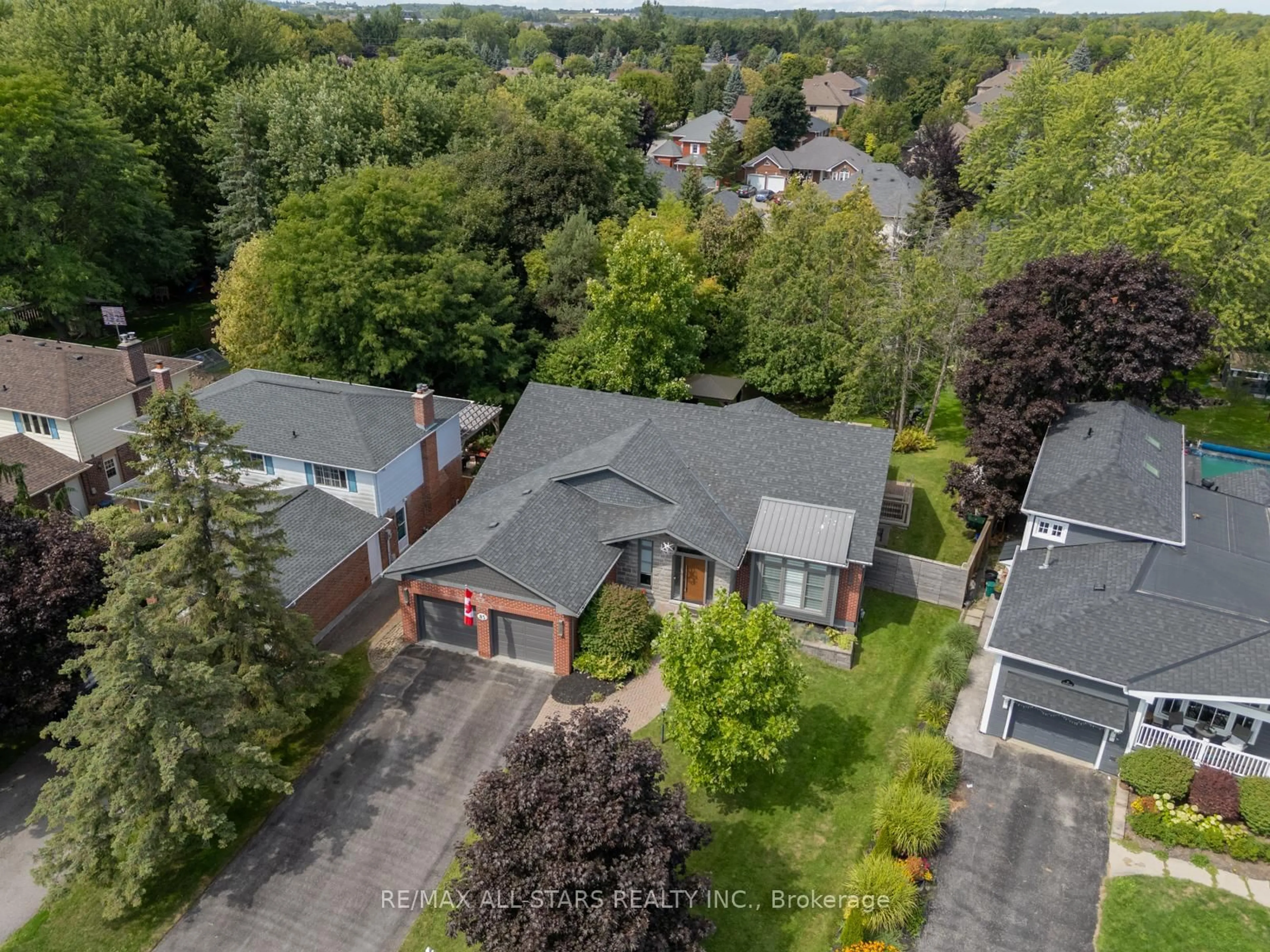 A pic from outside/outdoor area/front of a property/back of a property/a pic from drone, street for 85 Manitoba St, Whitchurch-Stouffville Ontario L4A 4T3