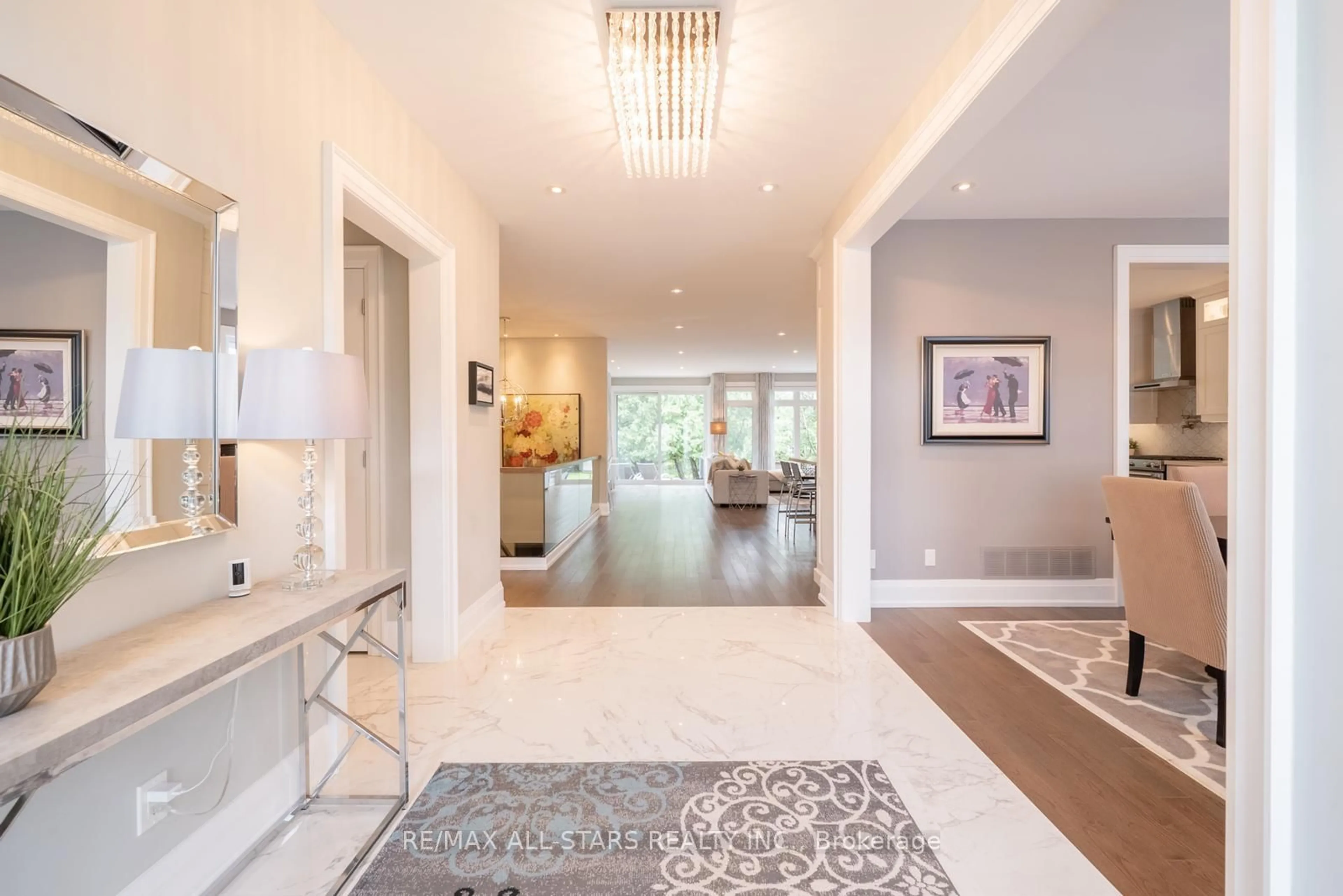 Indoor entryway for 85 Manitoba St, Whitchurch-Stouffville Ontario L4A 4T3