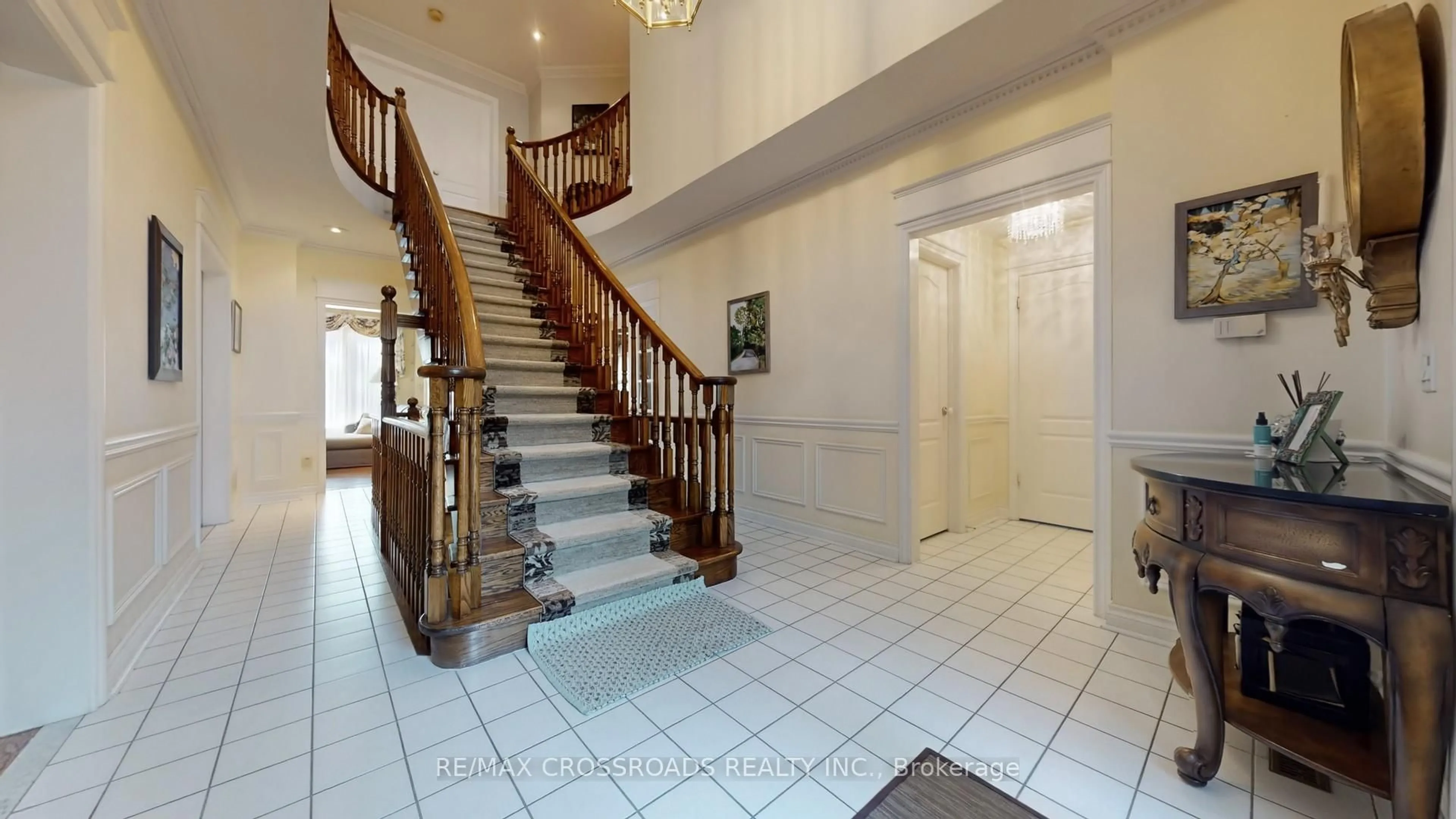 Indoor foyer for 92 Braeside Sq, Markham Ontario L3R 0A5