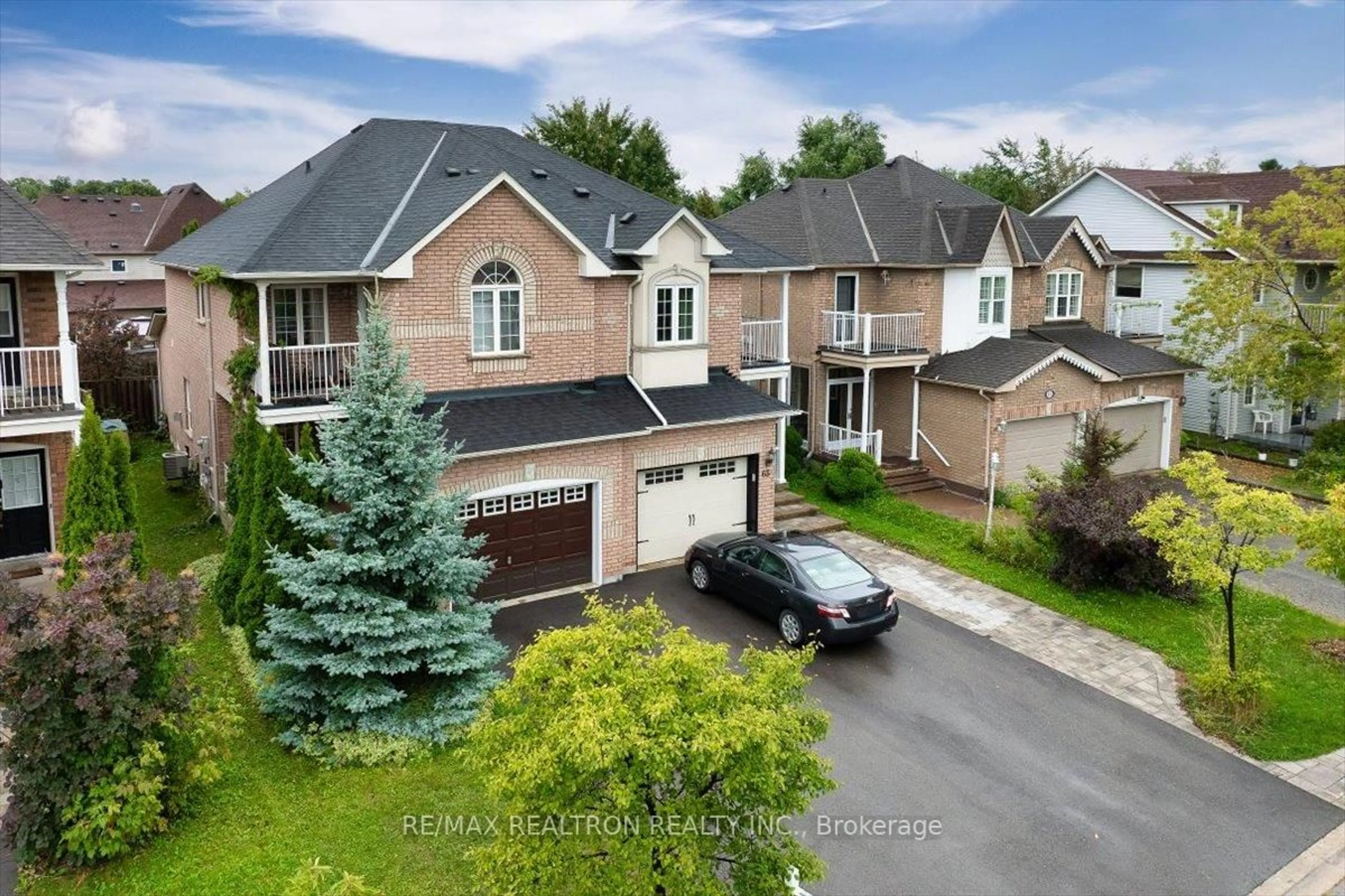 A pic from outside/outdoor area/front of a property/back of a property/a pic from drone, street for 67 Antique Dr, Richmond Hill Ontario L4E 3X5