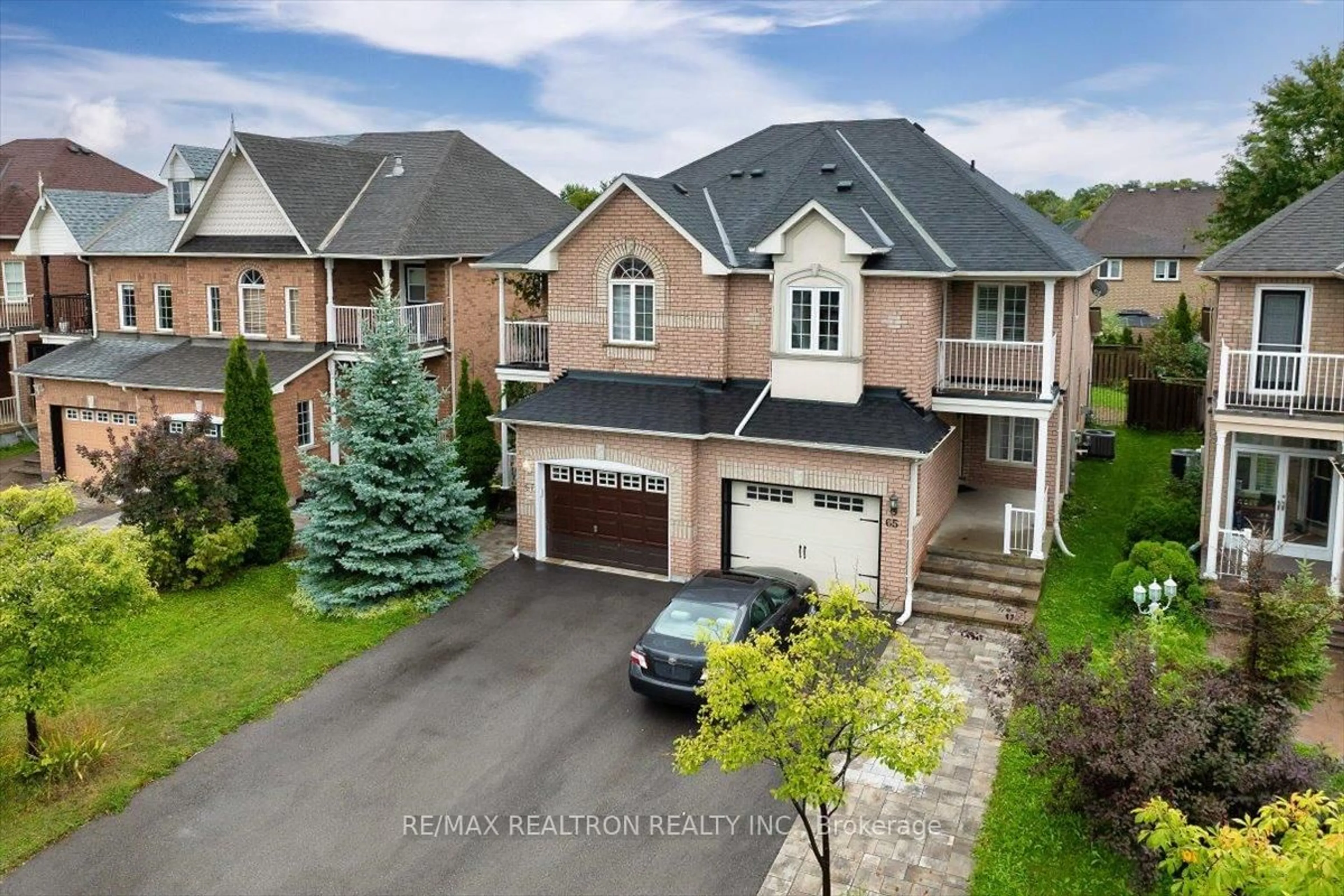 A pic from outside/outdoor area/front of a property/back of a property/a pic from drone, street for 67 Antique Dr, Richmond Hill Ontario L4E 3X5