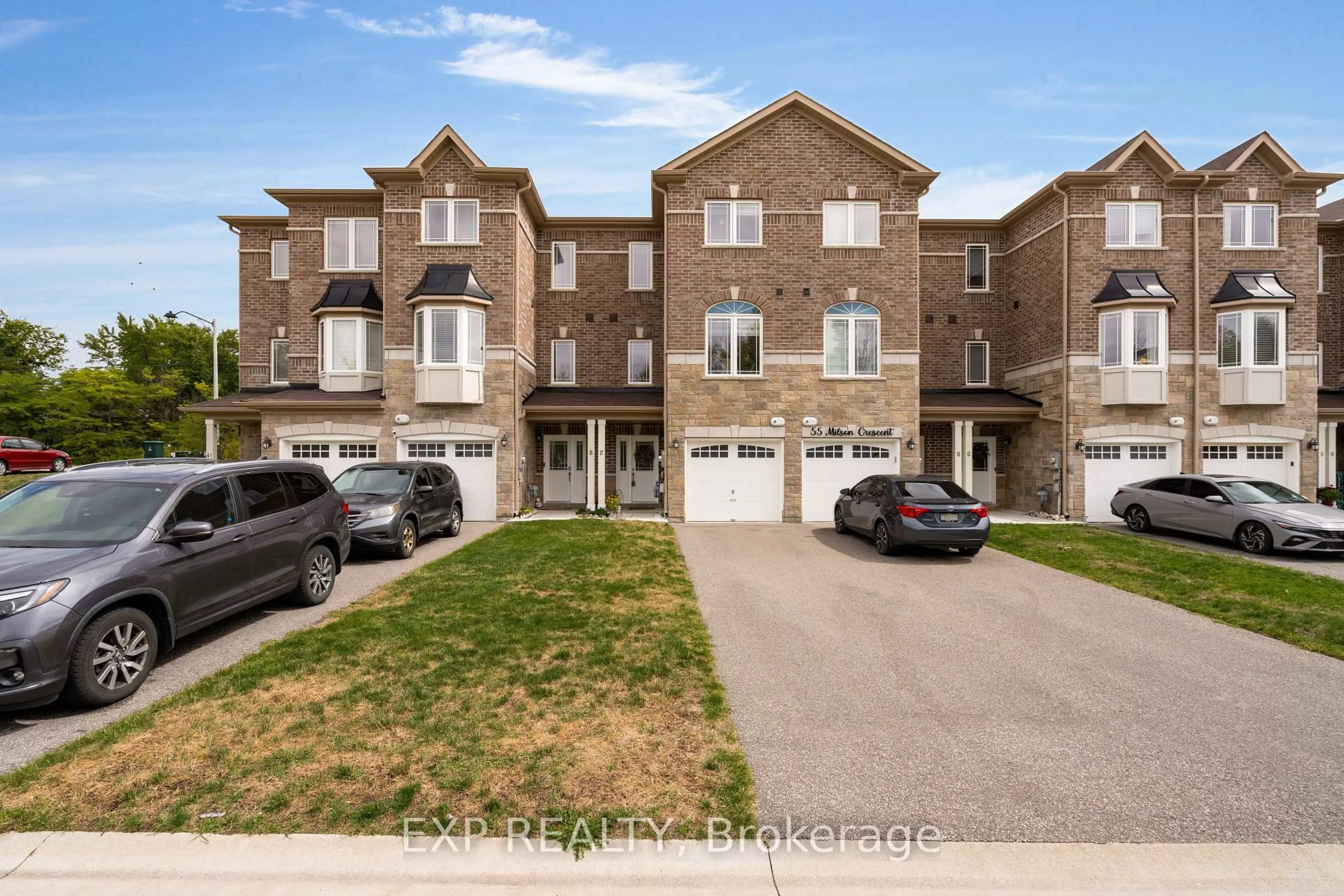 A pic from outside/outdoor area/front of a property/back of a property/a pic from drone, street for 57 Milson Cres, Essa Ontario L3W 0C9