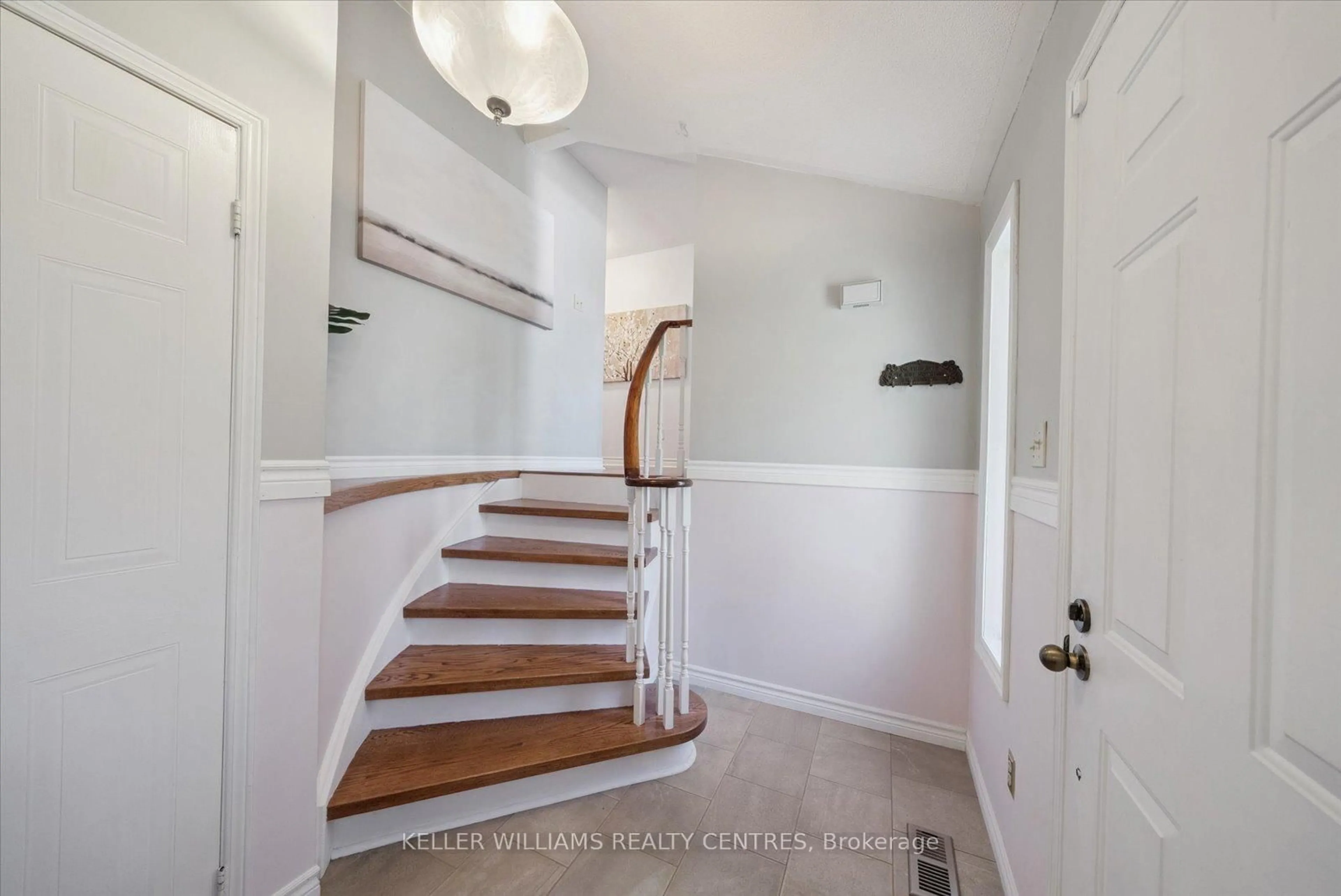 Indoor entryway for 26 Stonehill Blvd, East Gwillimbury Ontario L9N 1E3