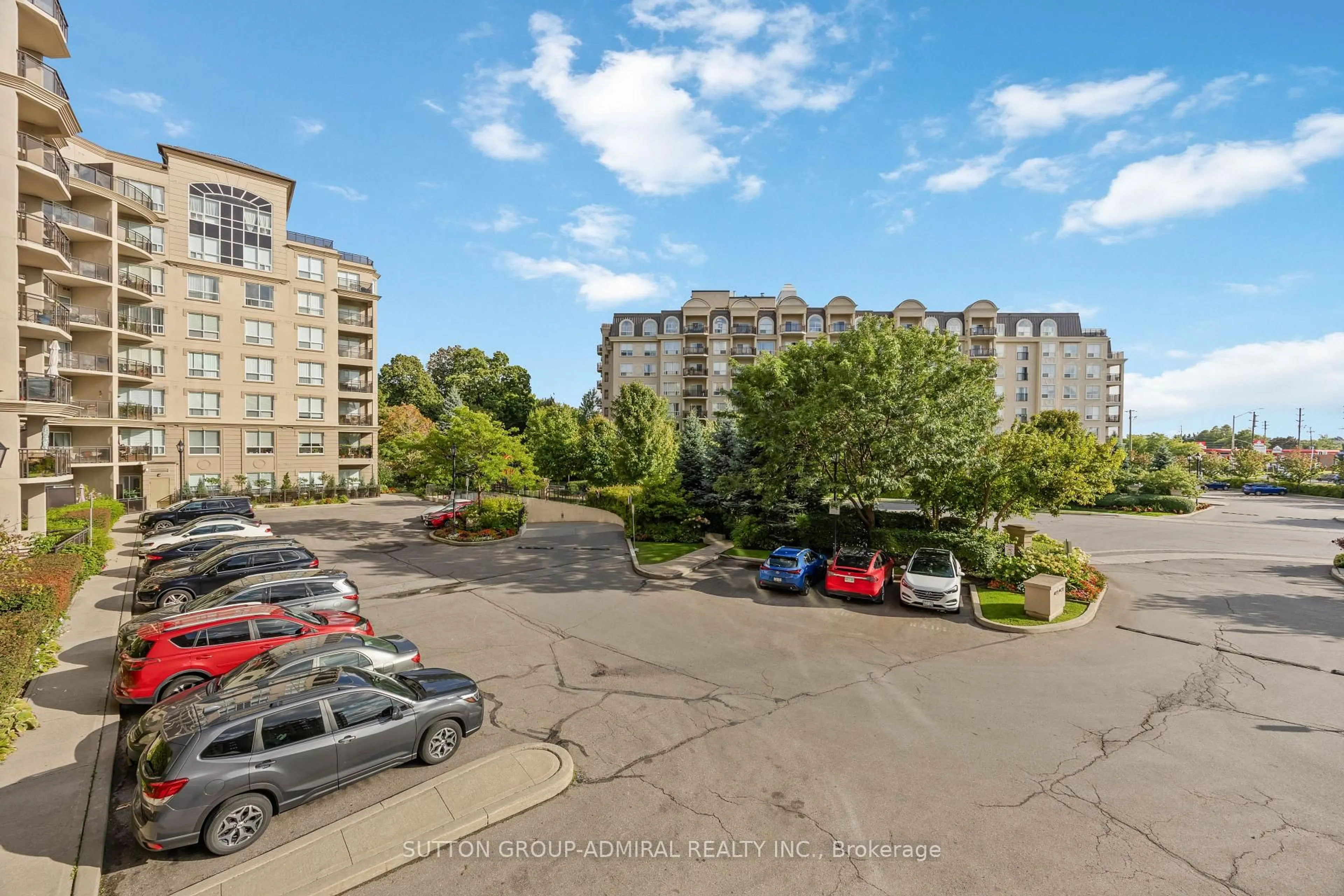A pic from outside/outdoor area/front of a property/back of a property/a pic from drone, unknown for 2 Maison Parc Crt #218, Vaughan Ontario L4J 9K5