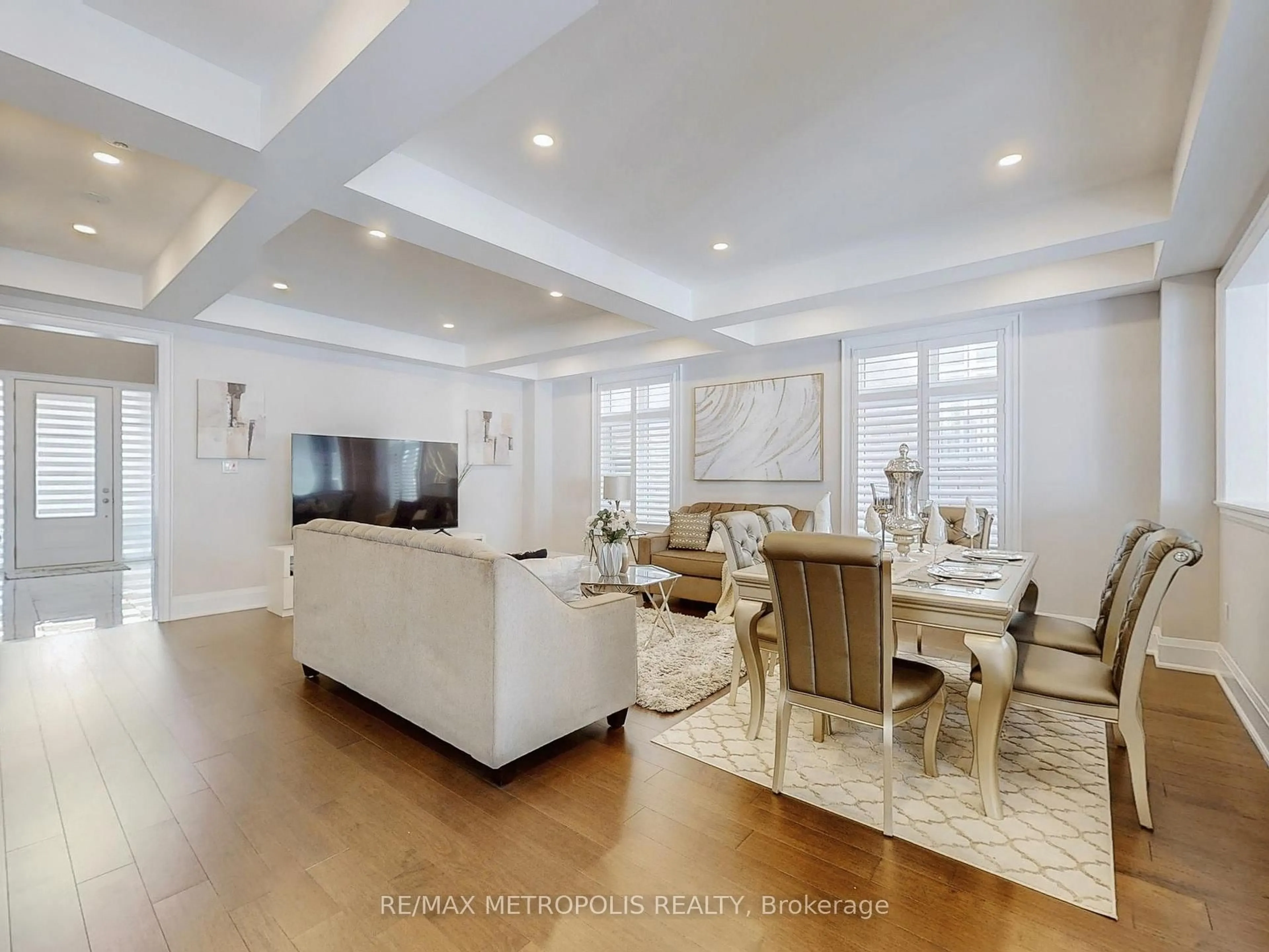 Living room with furniture, unknown for 126 Silk Twist Dr, East Gwillimbury Ontario L9N 0W1