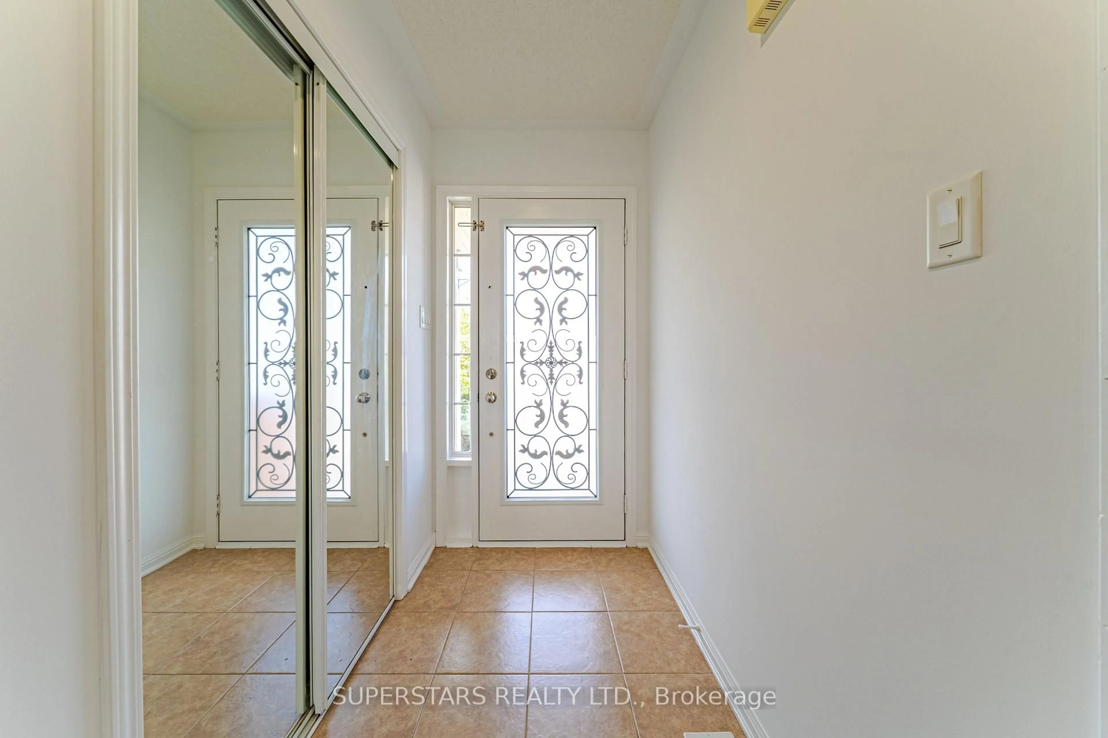 Indoor entryway for 66 Fernglen Cres, Whitchurch-Stouffville Ontario L4A 0Z7