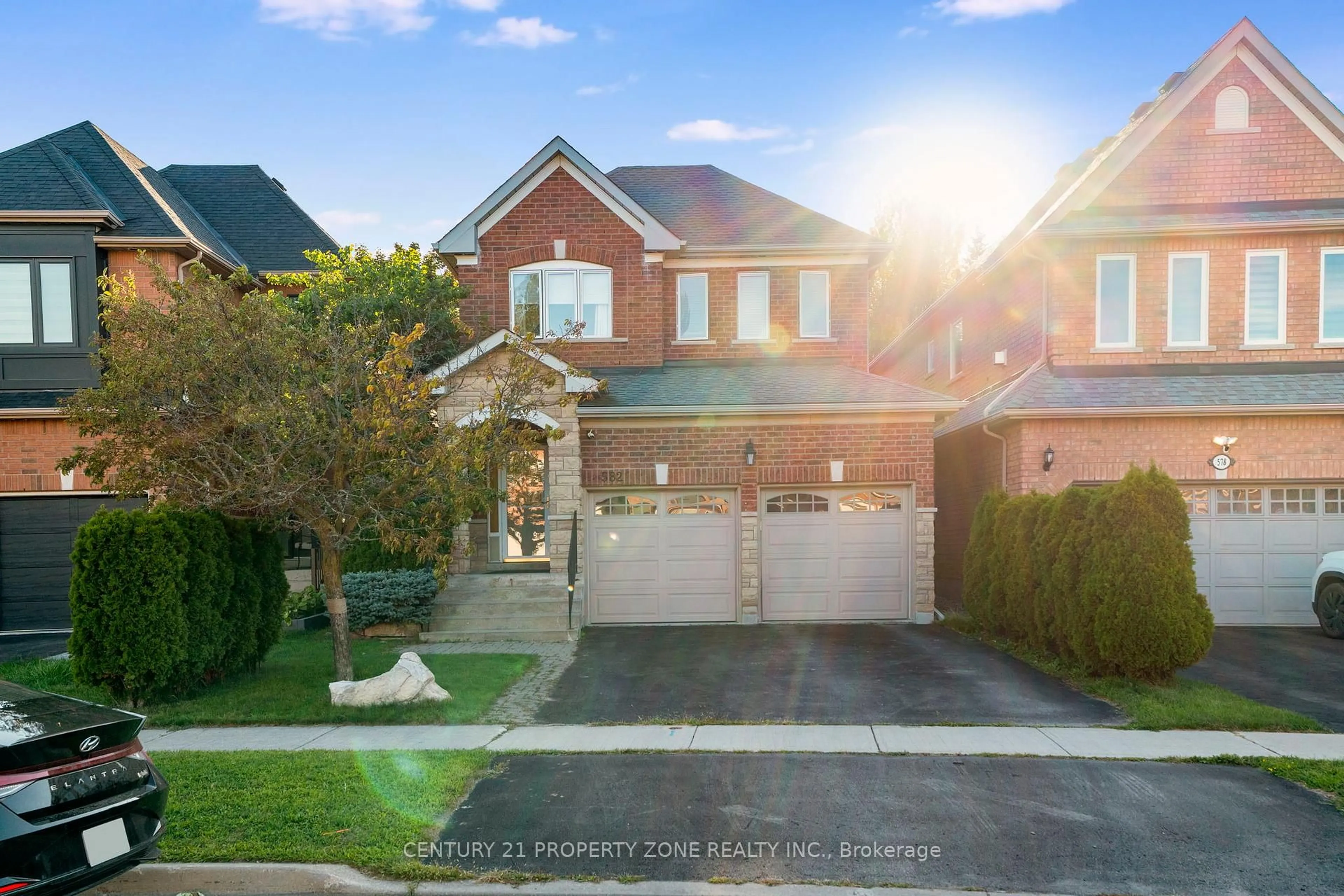 Home with brick exterior material, street for 582 Plantation Gate, Newmarket Ontario L3X 2C2