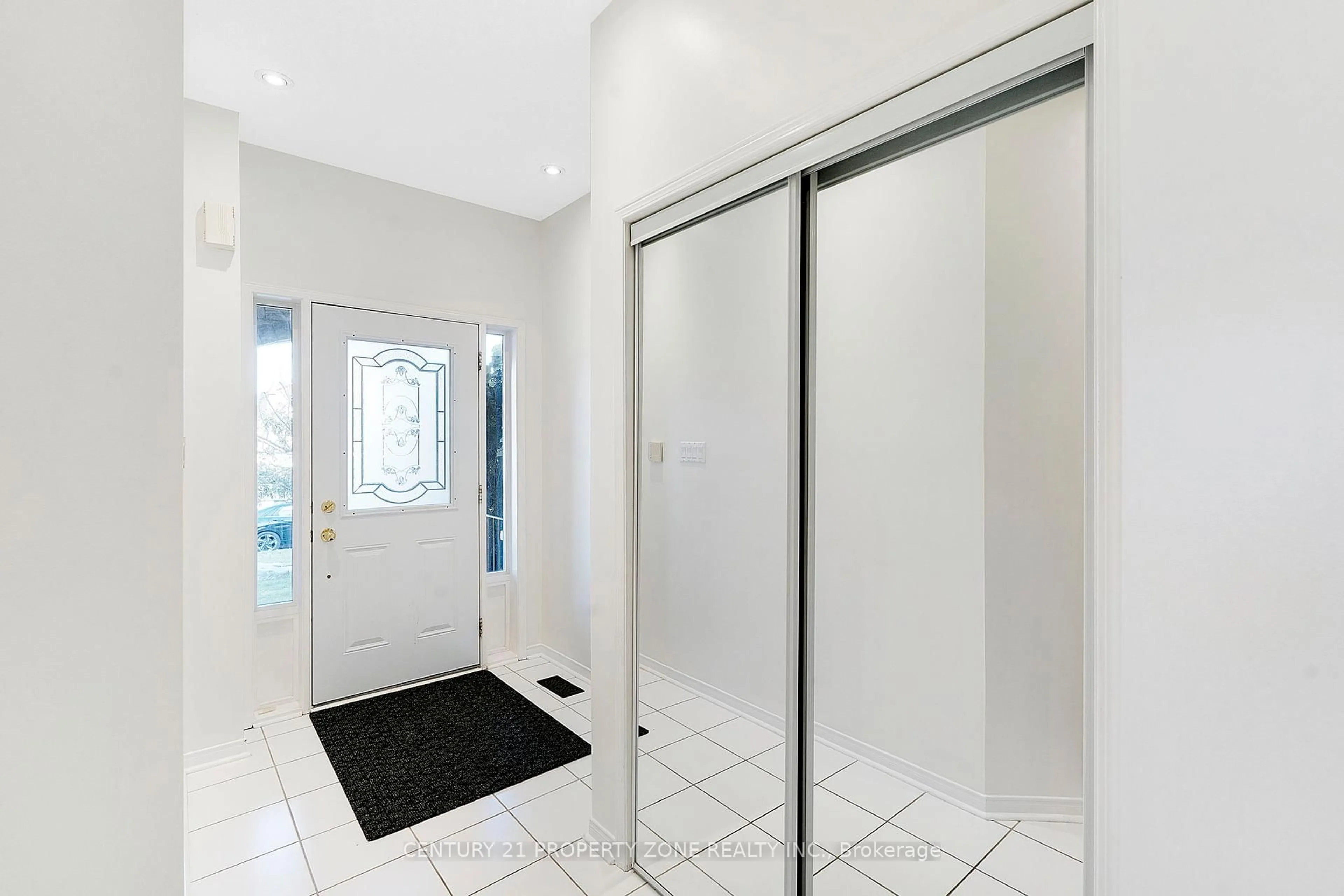 Indoor foyer for 582 Plantation Gate, Newmarket Ontario L3X 2C2