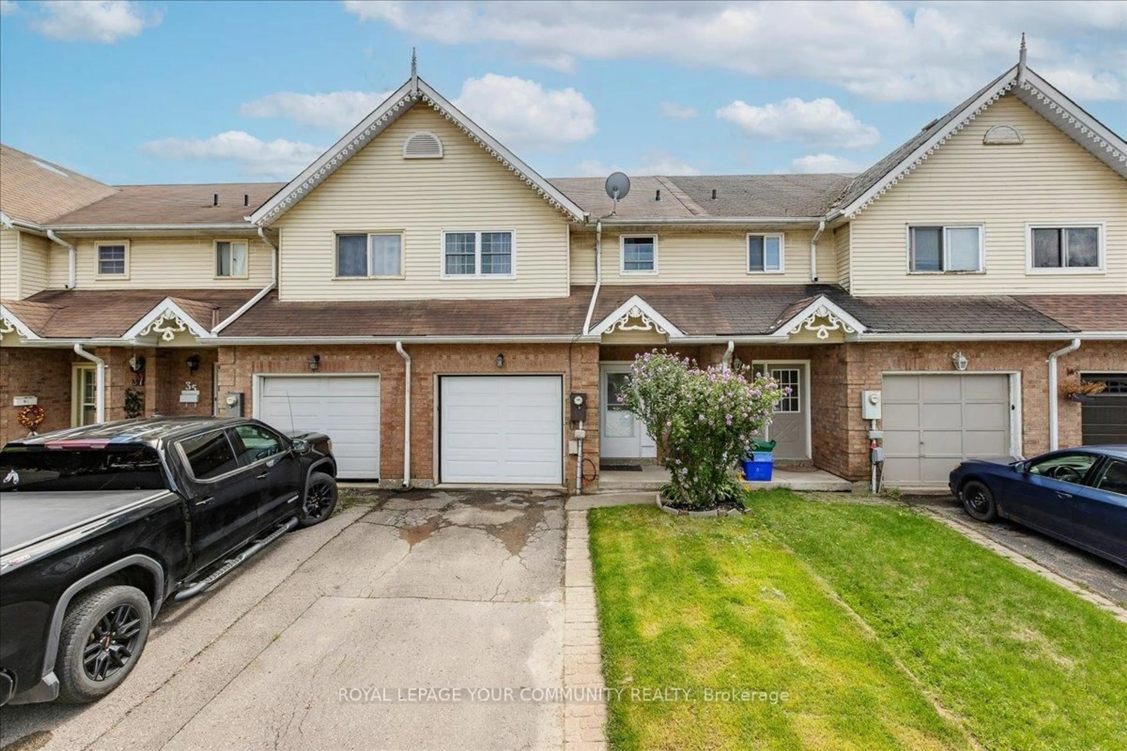 A pic from outside/outdoor area/front of a property/back of a property/a pic from drone, street for 33 Biscayne Blvd, Georgina Ontario L4P 2R4