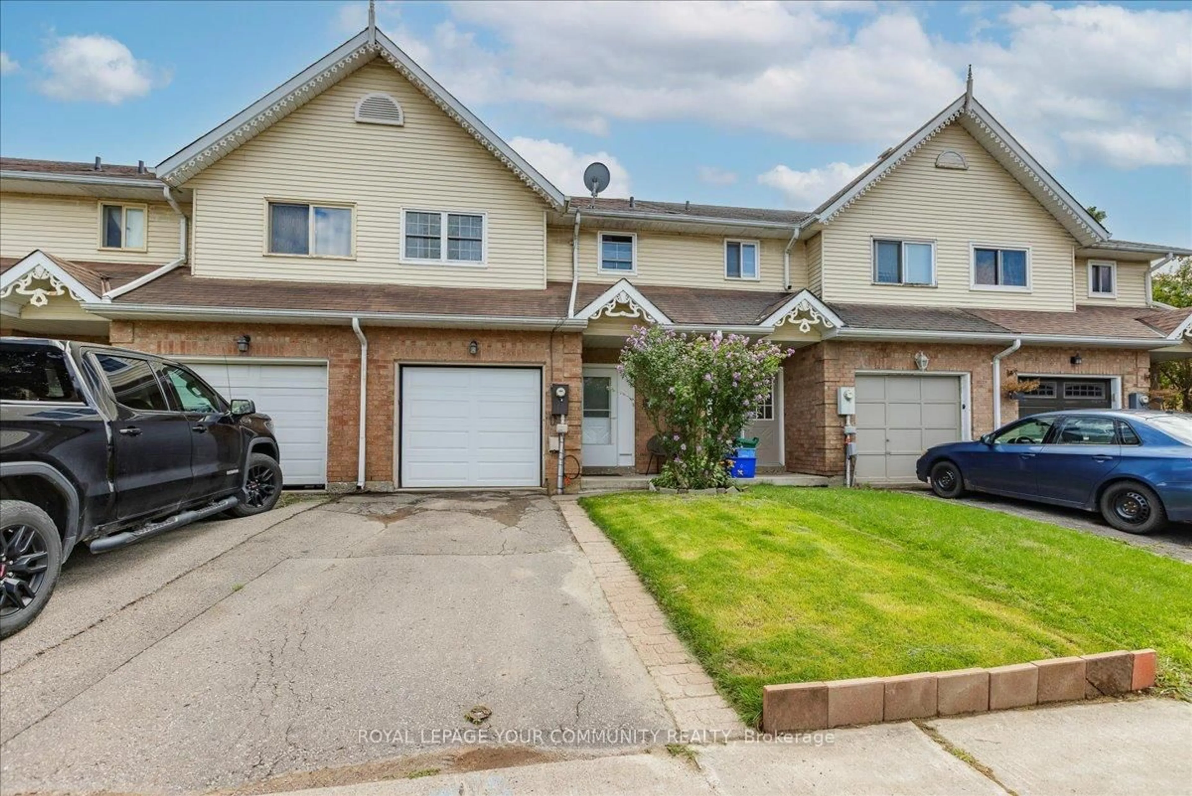 A pic from outside/outdoor area/front of a property/back of a property/a pic from drone, street for 33 Biscayne Blvd, Georgina Ontario L4P 2R4