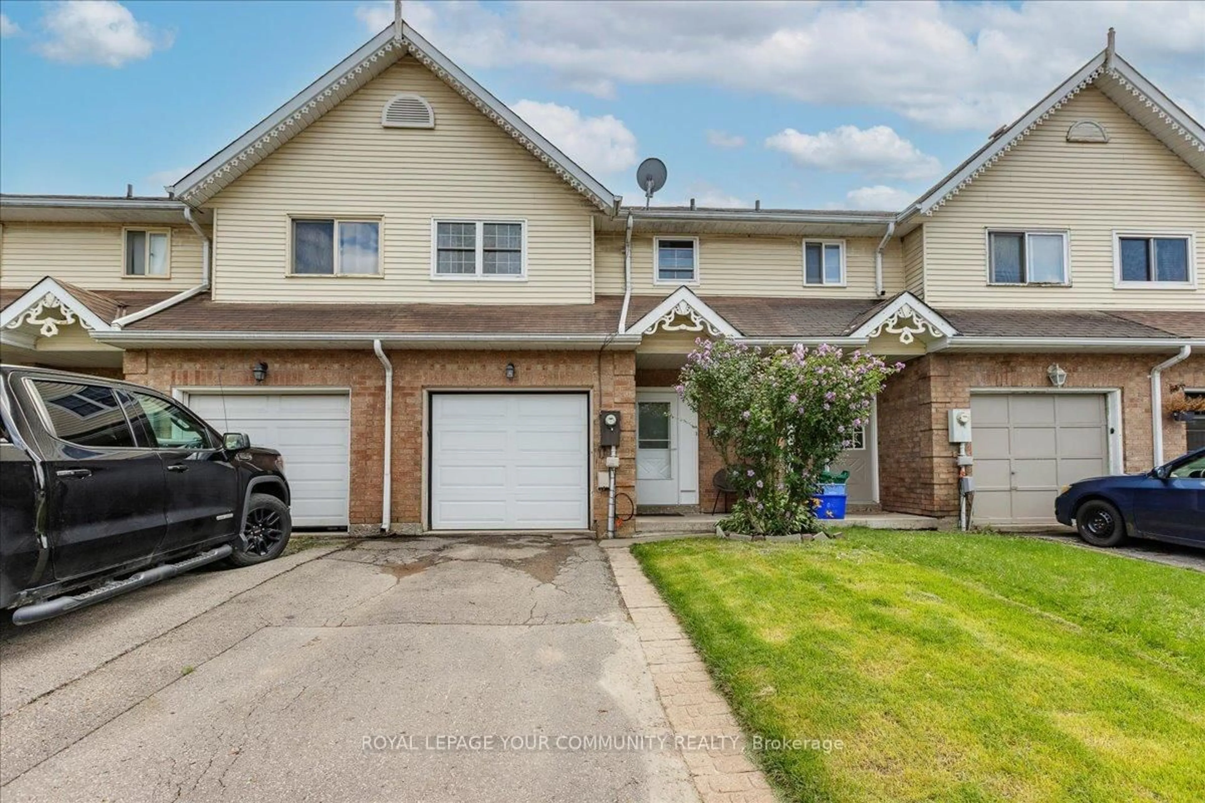 A pic from outside/outdoor area/front of a property/back of a property/a pic from drone, street for 33 Biscayne Blvd, Georgina Ontario L4P 2R4