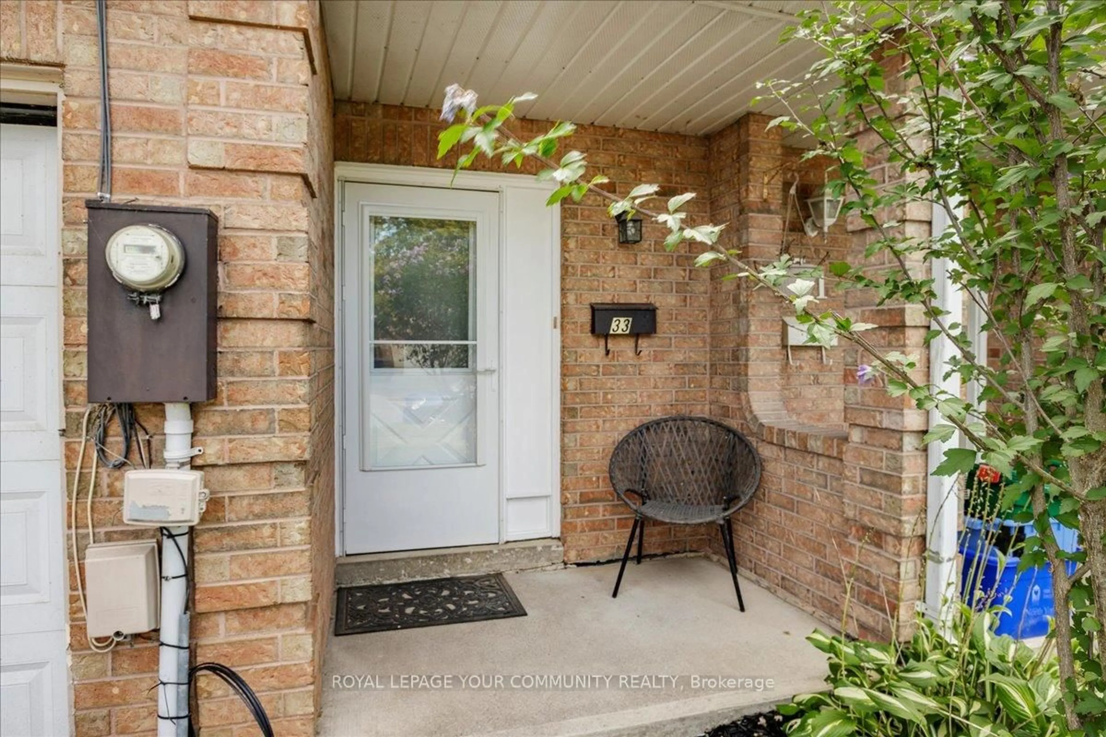 Indoor entryway for 33 Biscayne Blvd, Georgina Ontario L4P 2R4