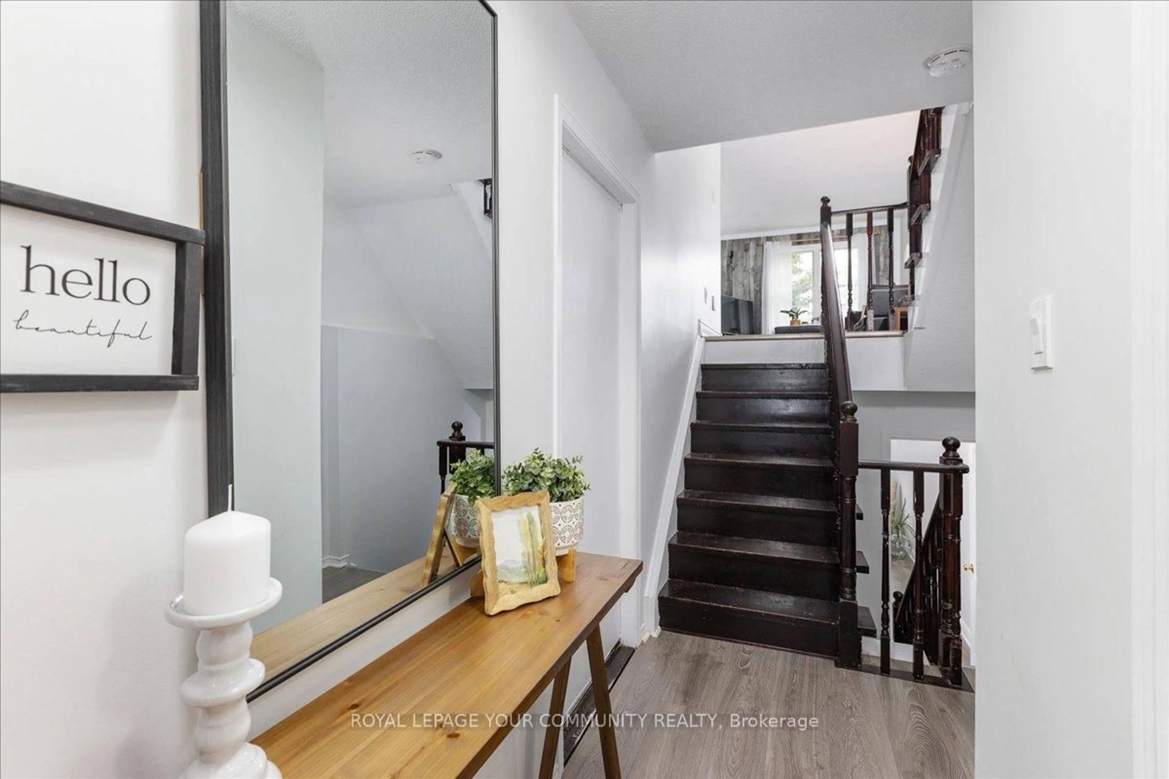 Indoor entryway for 33 Biscayne Blvd, Georgina Ontario L4P 2R4