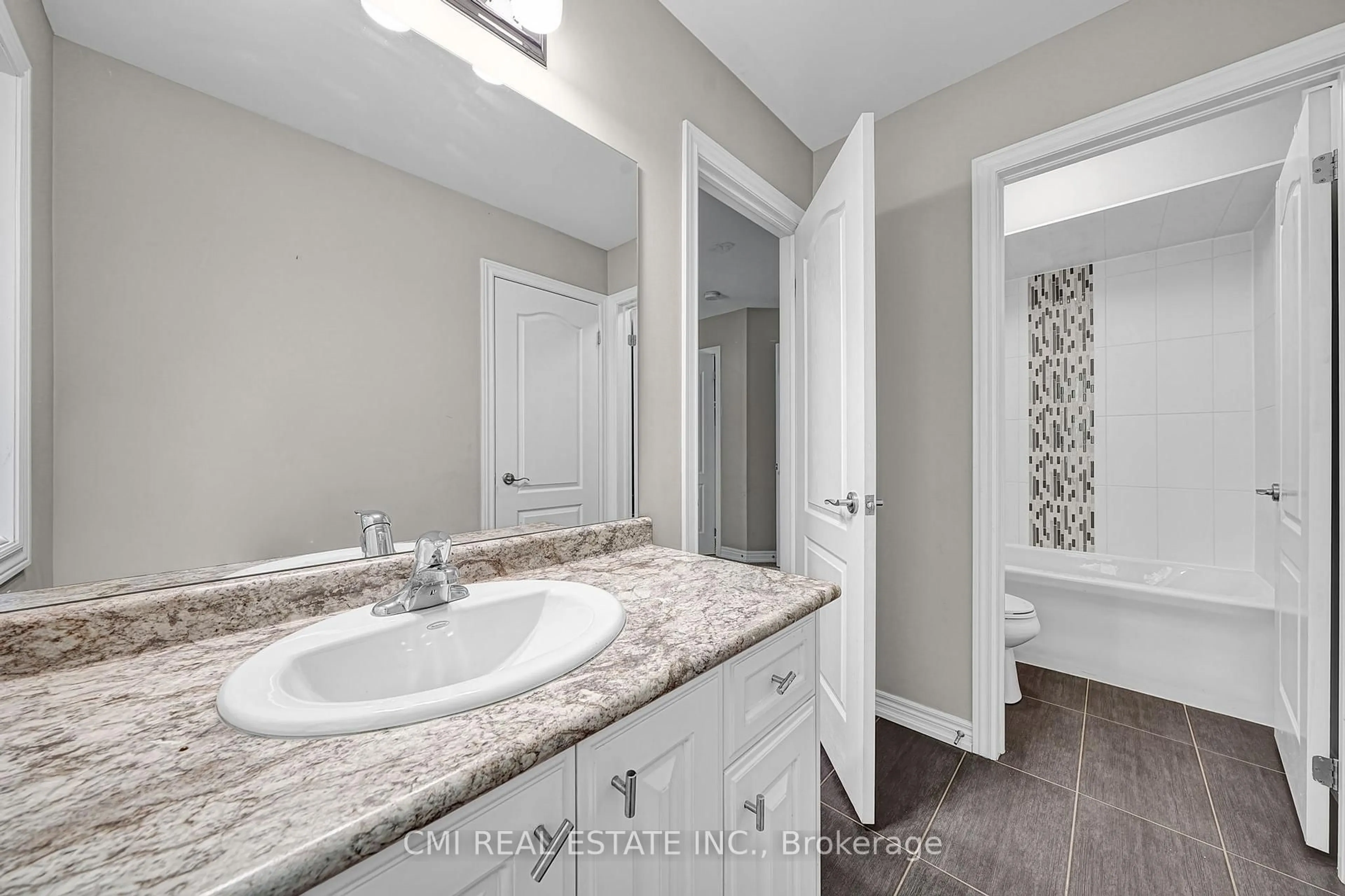Standard bathroom, ceramic/tile floor for 21 Scotia Rd, Georgina Ontario L0E 1R0