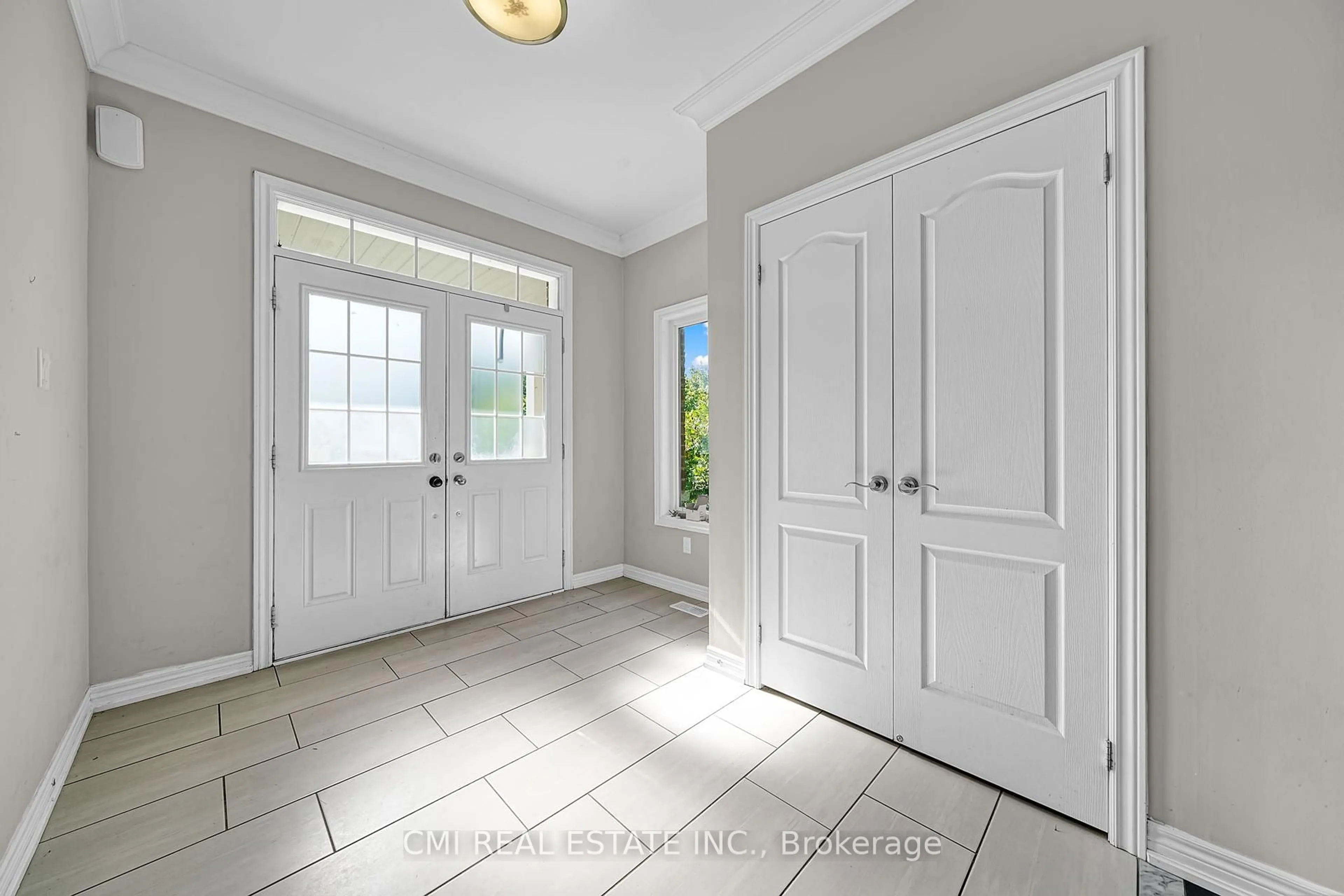 Indoor entryway for 21 Scotia Rd, Georgina Ontario L0E 1R0