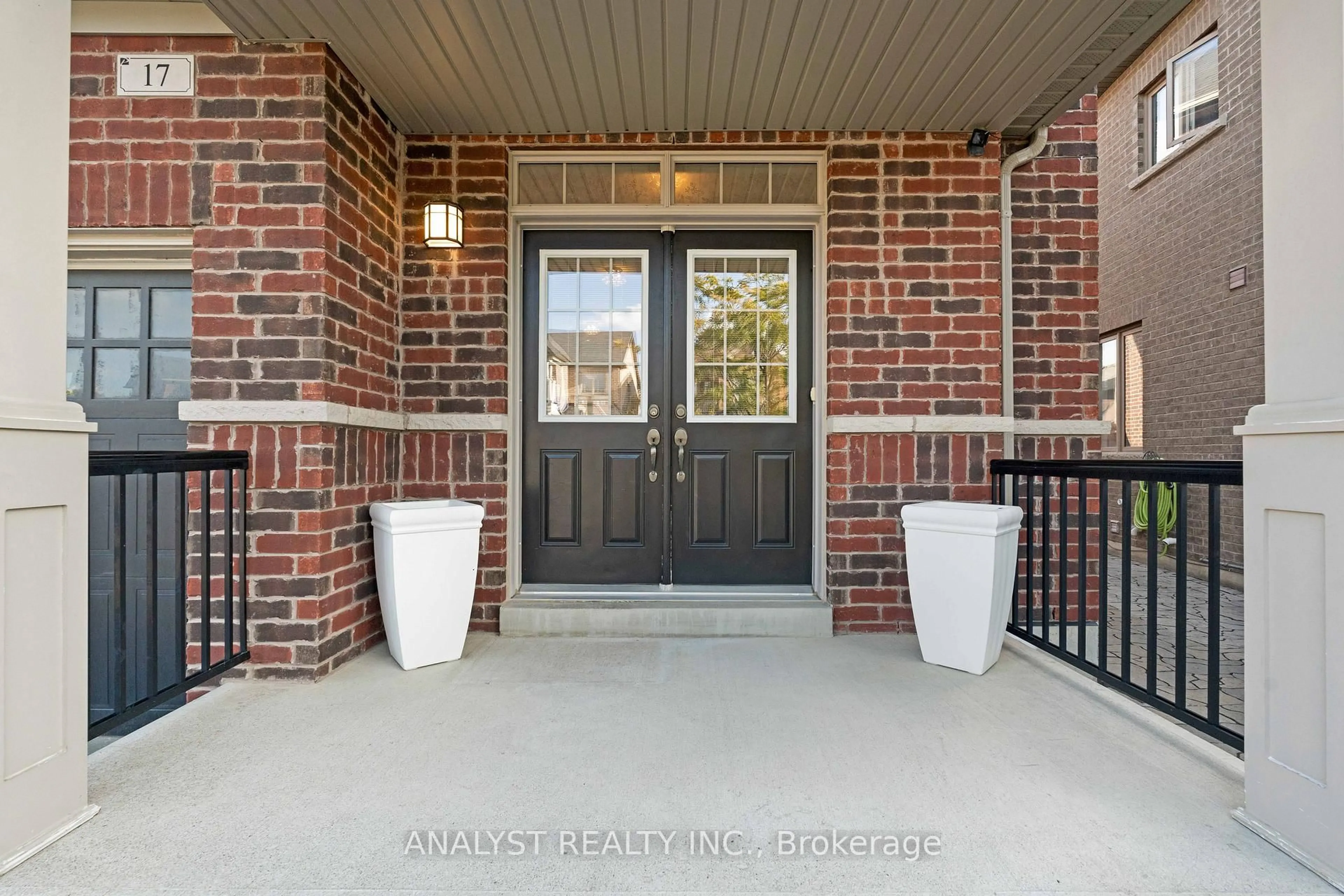 Indoor entryway for 17 Herzl St, Vaughan Ontario L4H 3Y4