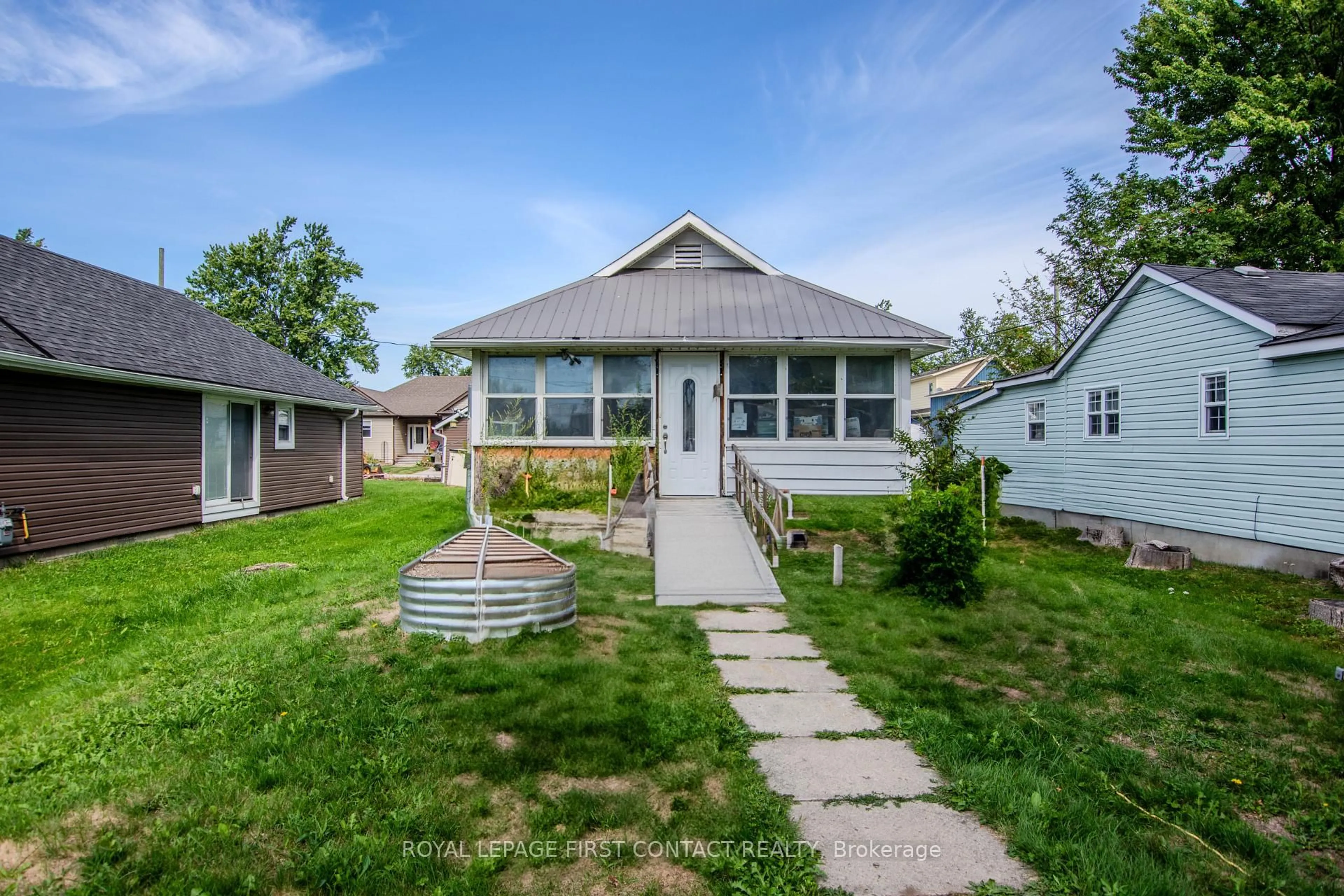 A pic from outside/outdoor area/front of a property/back of a property/a pic from drone, street for 1056 Wood St, Innisfil Ontario L0L 1K0