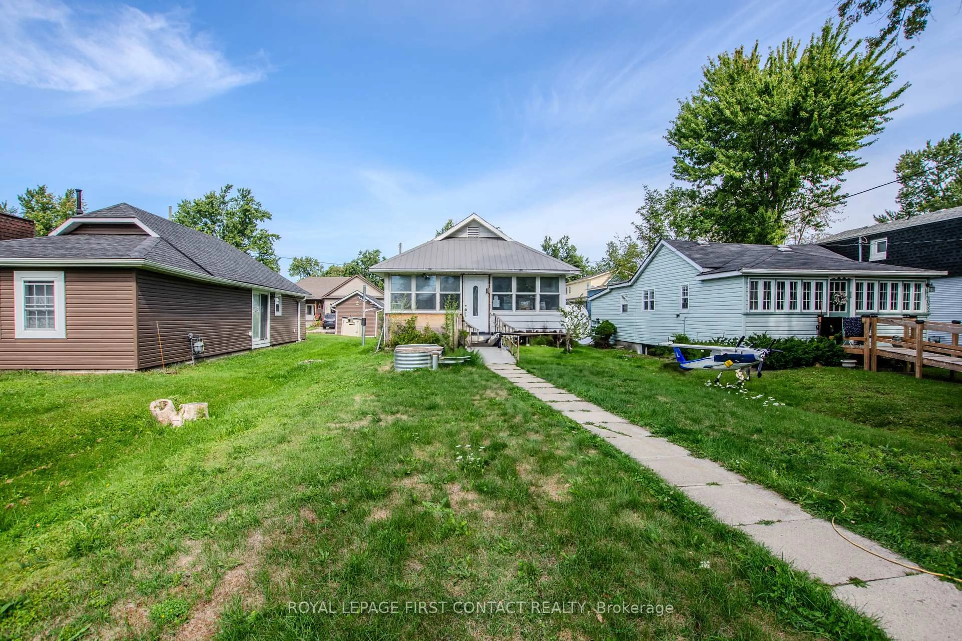 A pic from outside/outdoor area/front of a property/back of a property/a pic from drone, street for 1056 Wood St, Innisfil Ontario L0L 1K0