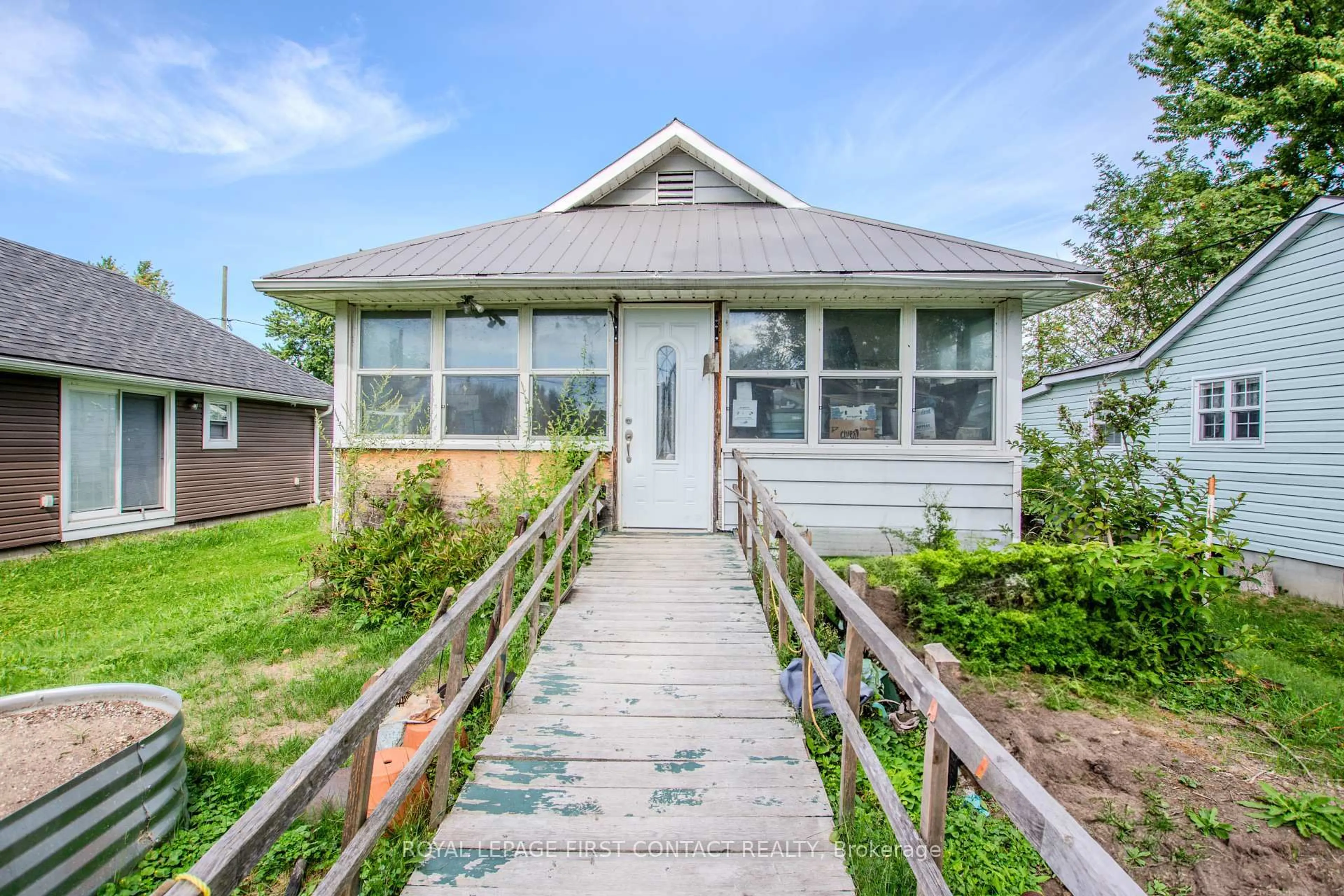 Unknown for 1056 Wood St, Innisfil Ontario L0L 1K0