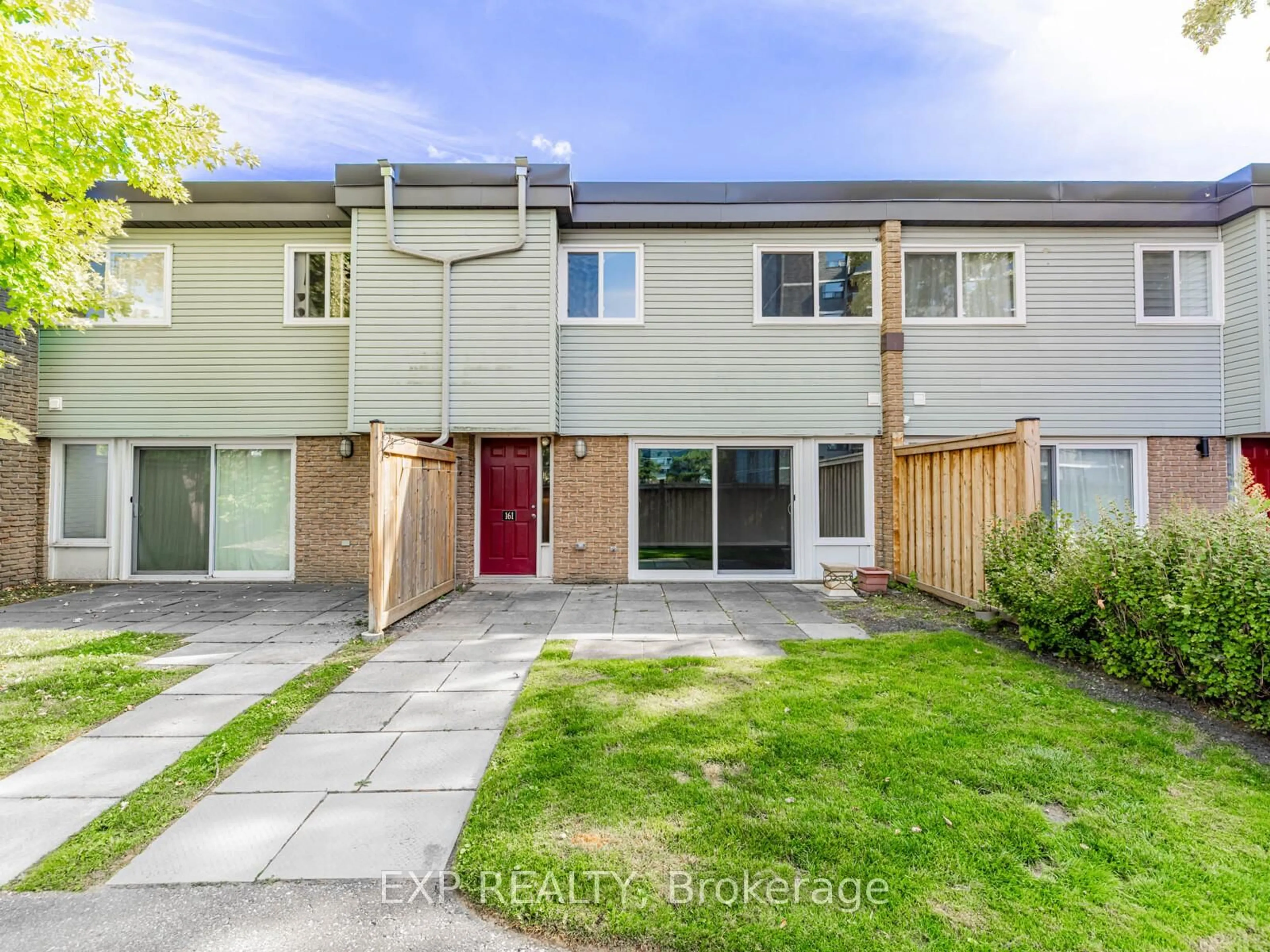 A pic from outside/outdoor area/front of a property/back of a property/a pic from drone, street for 161 Milestone Cres, Aurora Ontario L4G 3M2