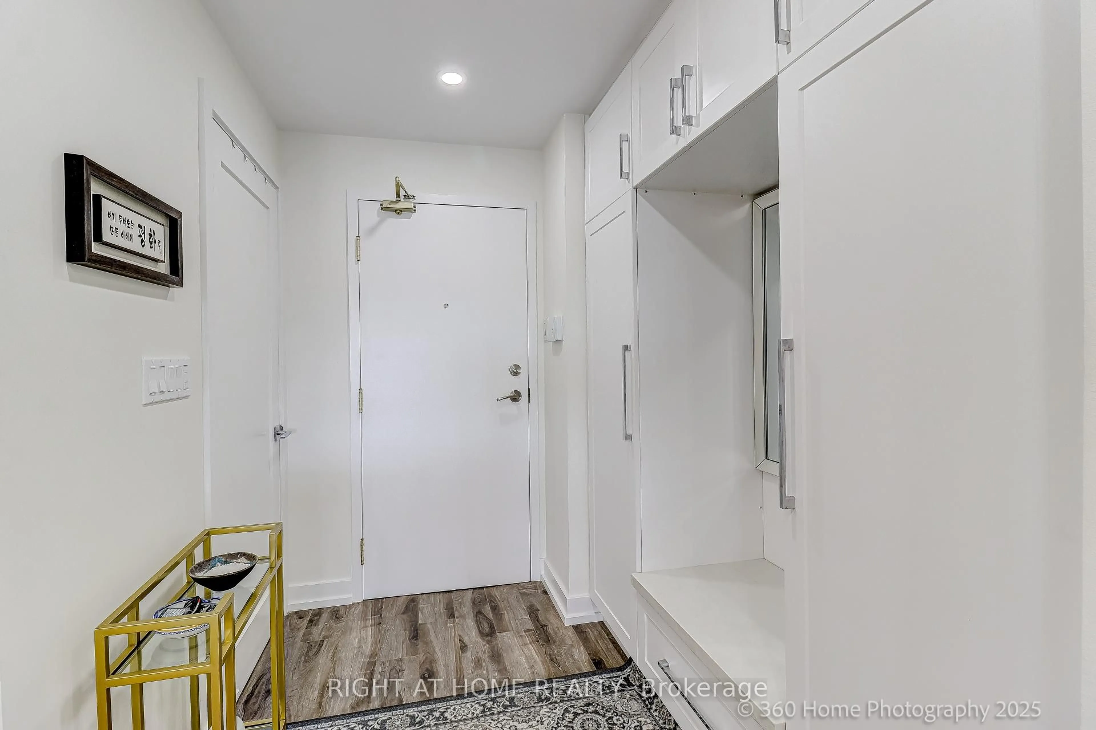 Indoor entryway for 1 Clark Ave #912, Vaughan Ontario L4J 7Y6