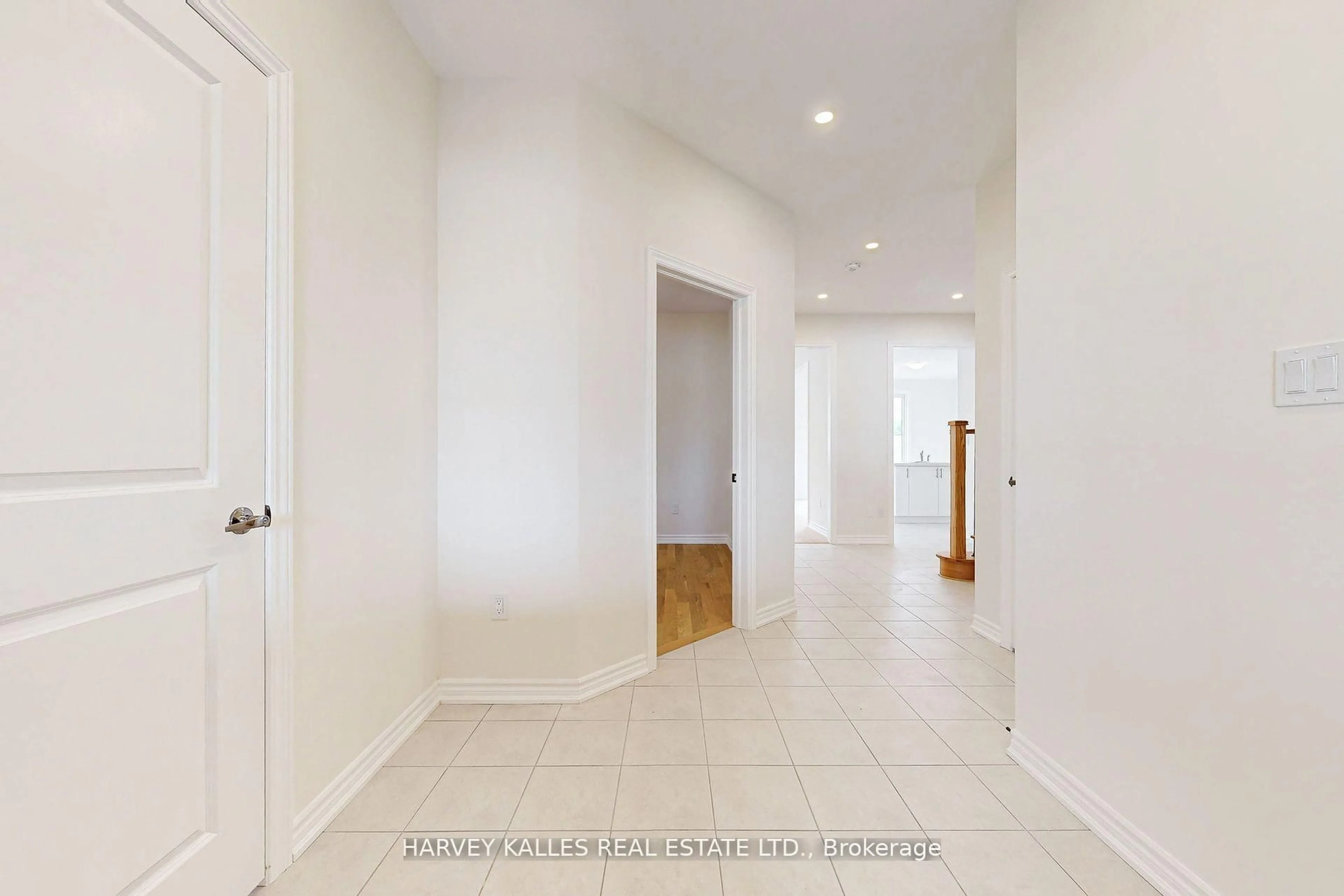 Indoor foyer for 53 Lawrence D. Pridham Ave, New Tecumseth Ontario L9R 0X2