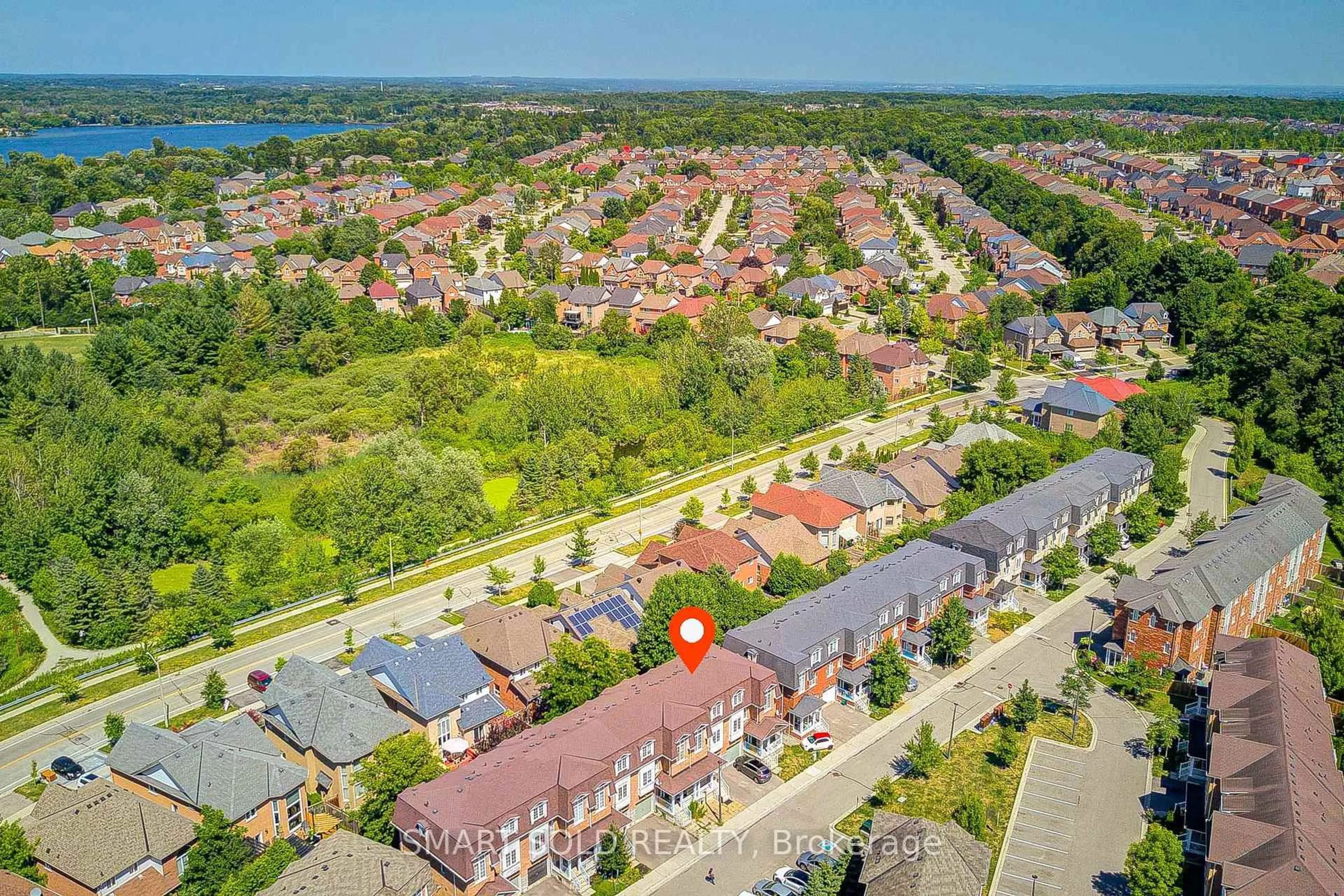 A pic from outside/outdoor area/front of a property/back of a property/a pic from drone, street for 50-15 Old Colony Rd, Richmond Hill Ontario L4E 4L5