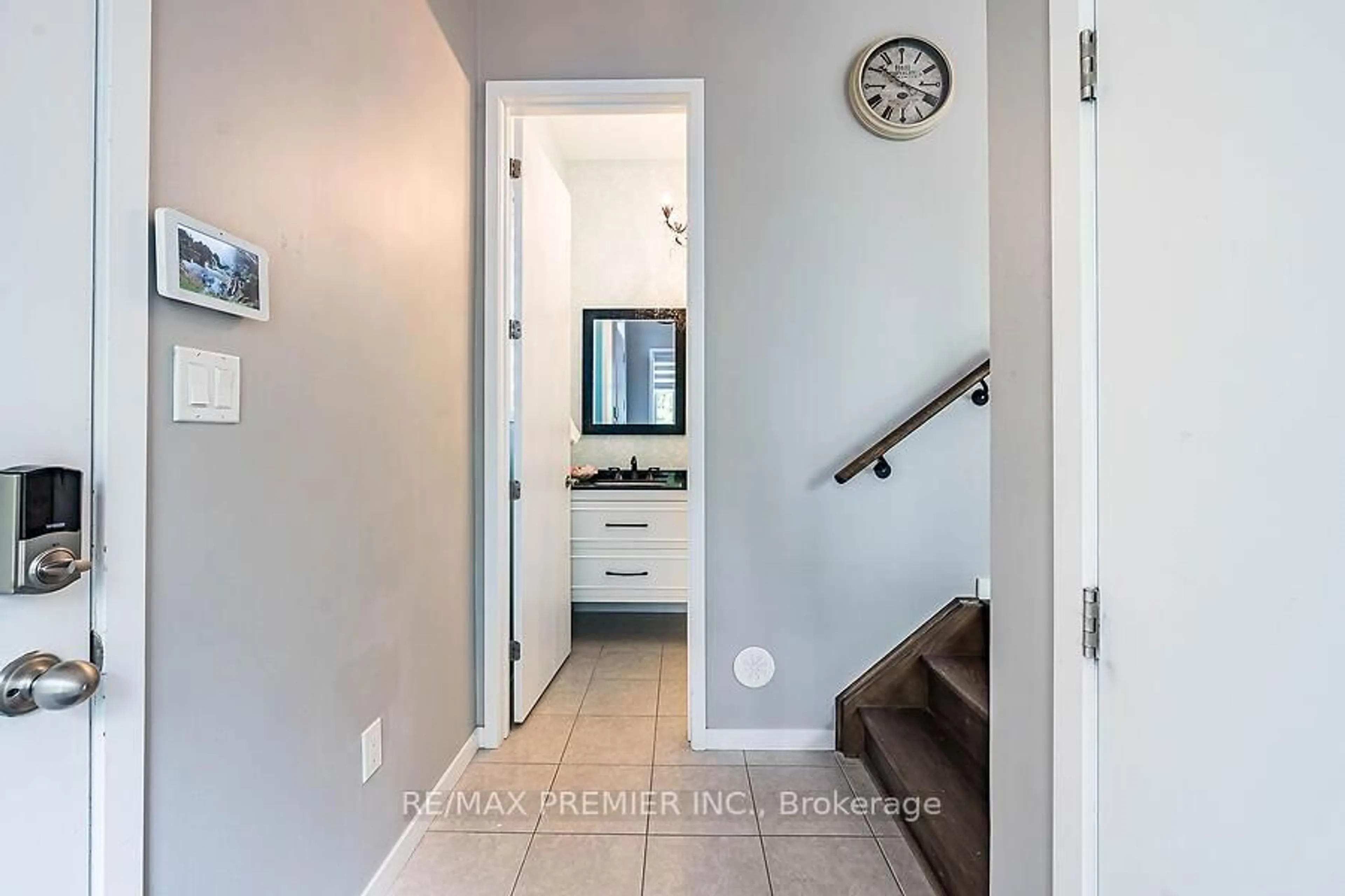 Indoor entryway for 77 Sydney Circ, Vaughan Ontario L4H 4R2