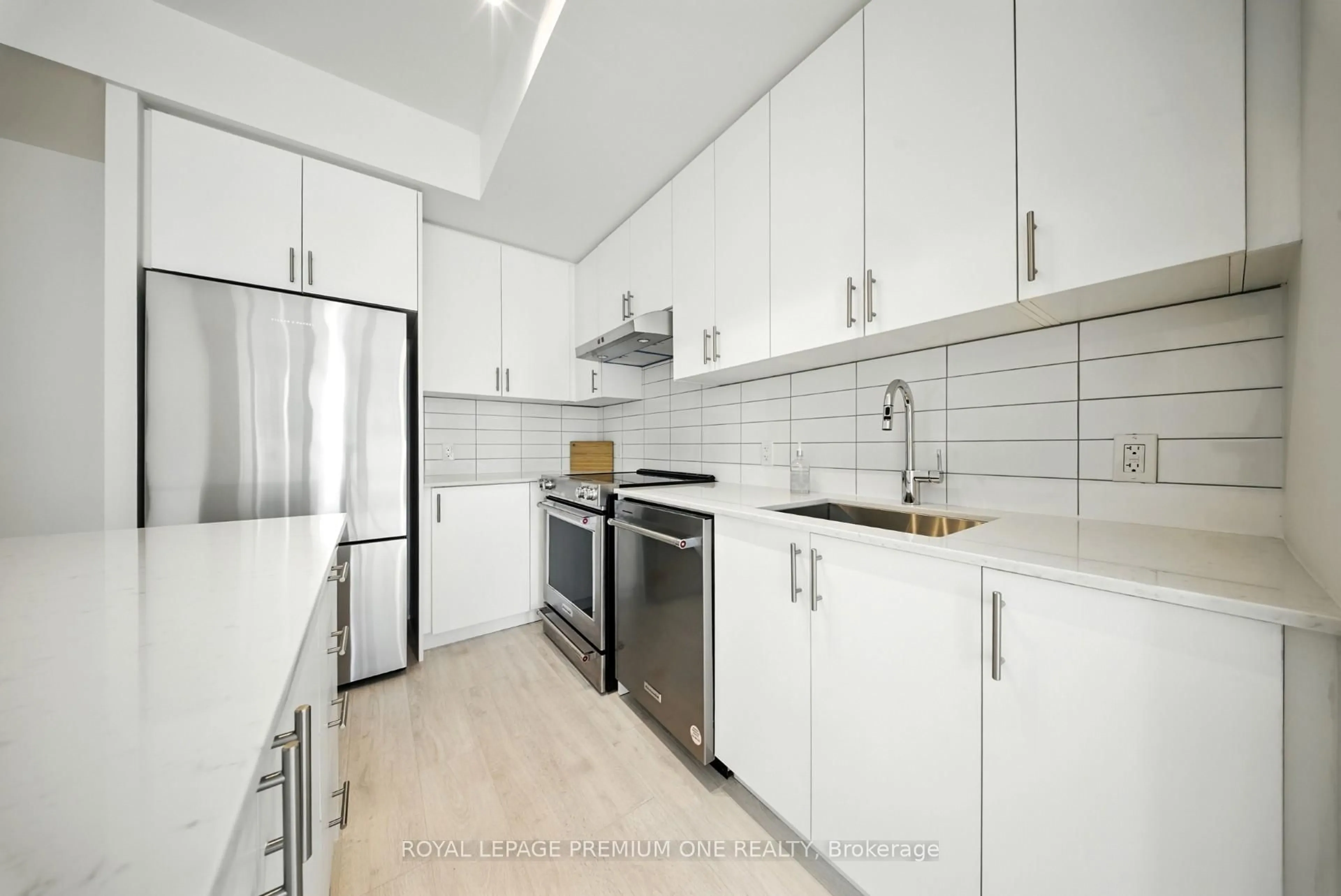 Standard kitchen, ceramic/tile floor for 9000 JANE St #221, Vaughan Ontario L4K 2M9